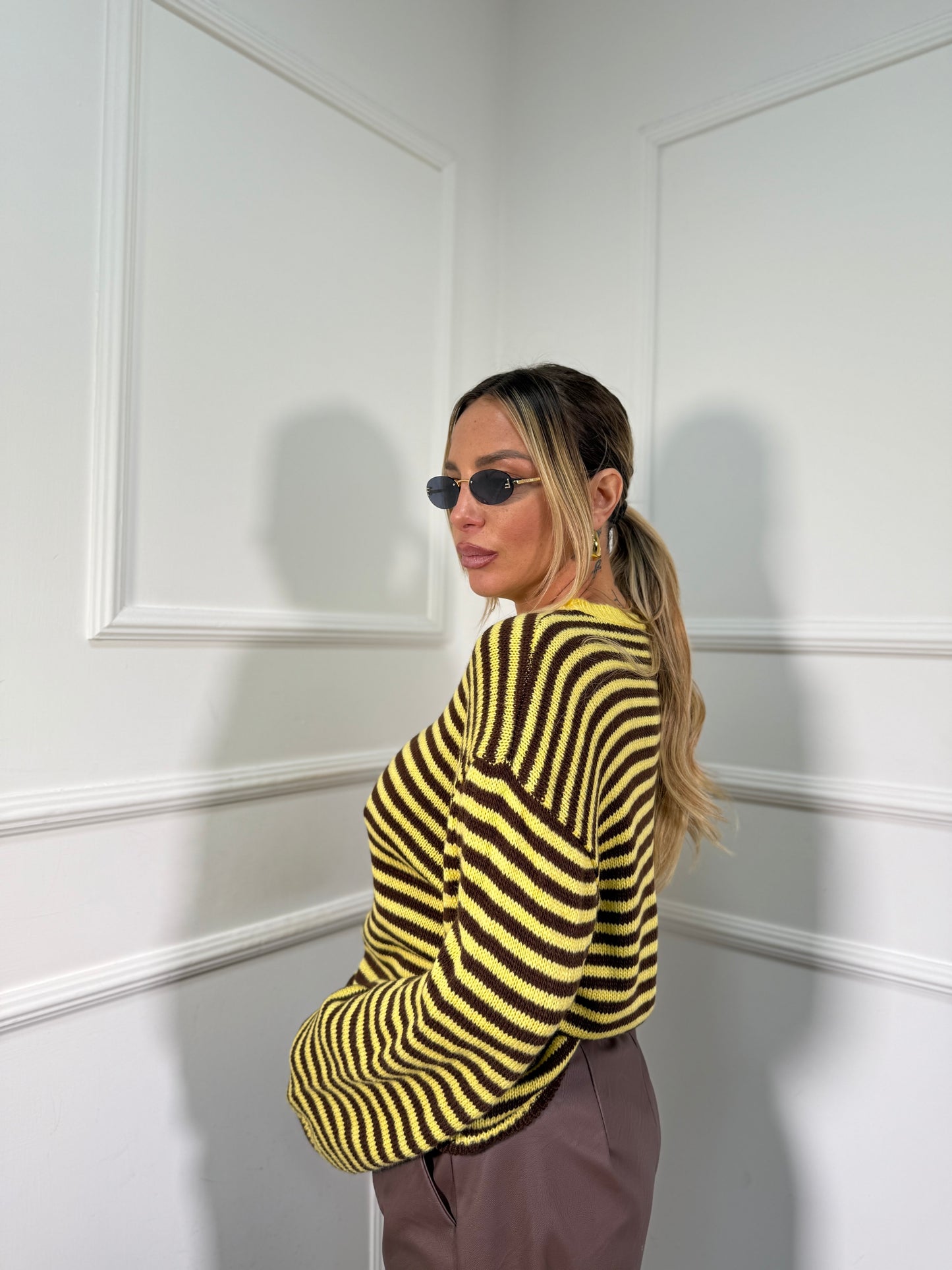 Pullover in maglia a righe manica campana cioccolato/giallo 025835