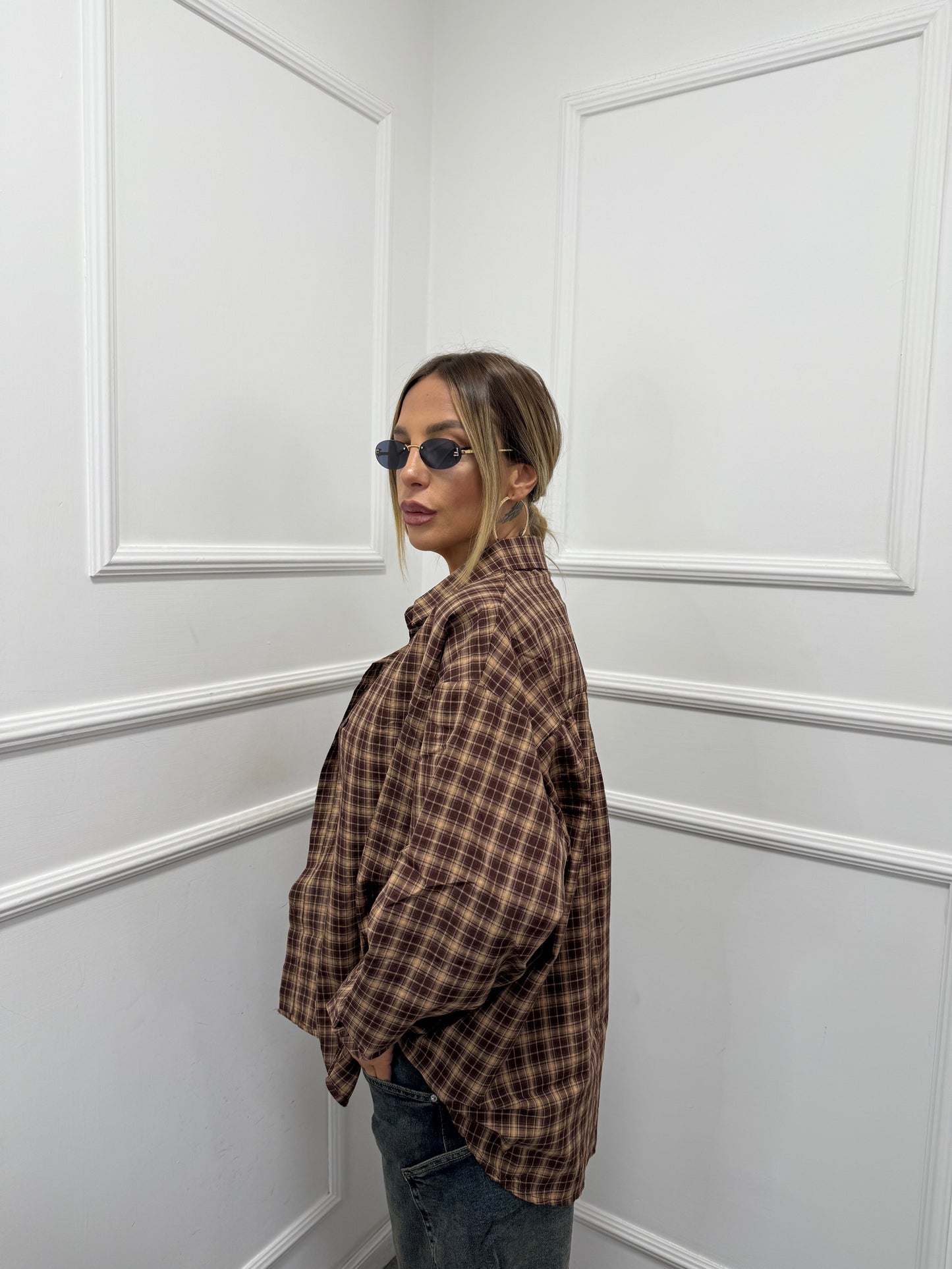 Camicia oversize con spalline Vibes marrone/camel mf2695