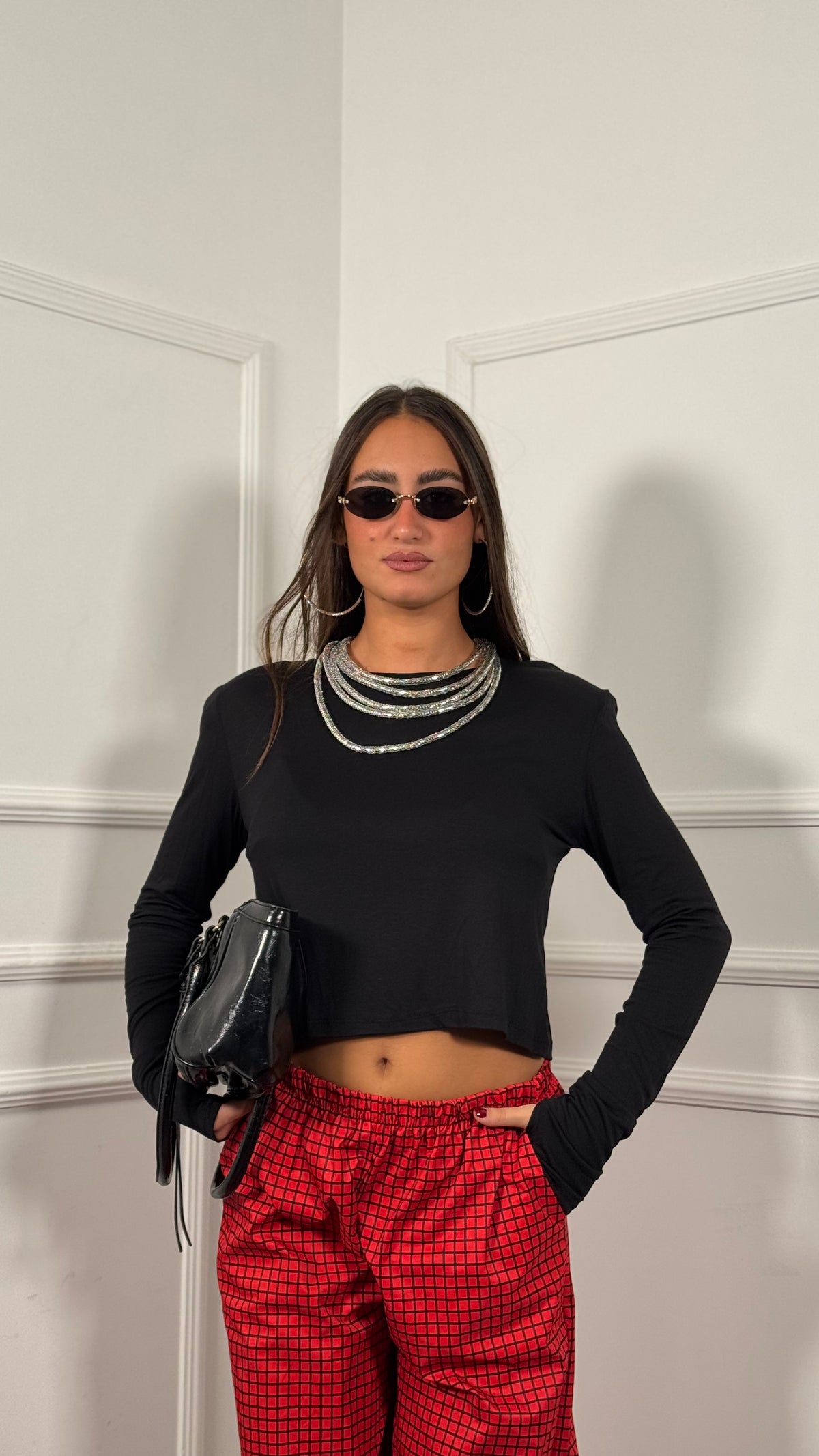 Shirt Crop con spalline semi velata nera 2626