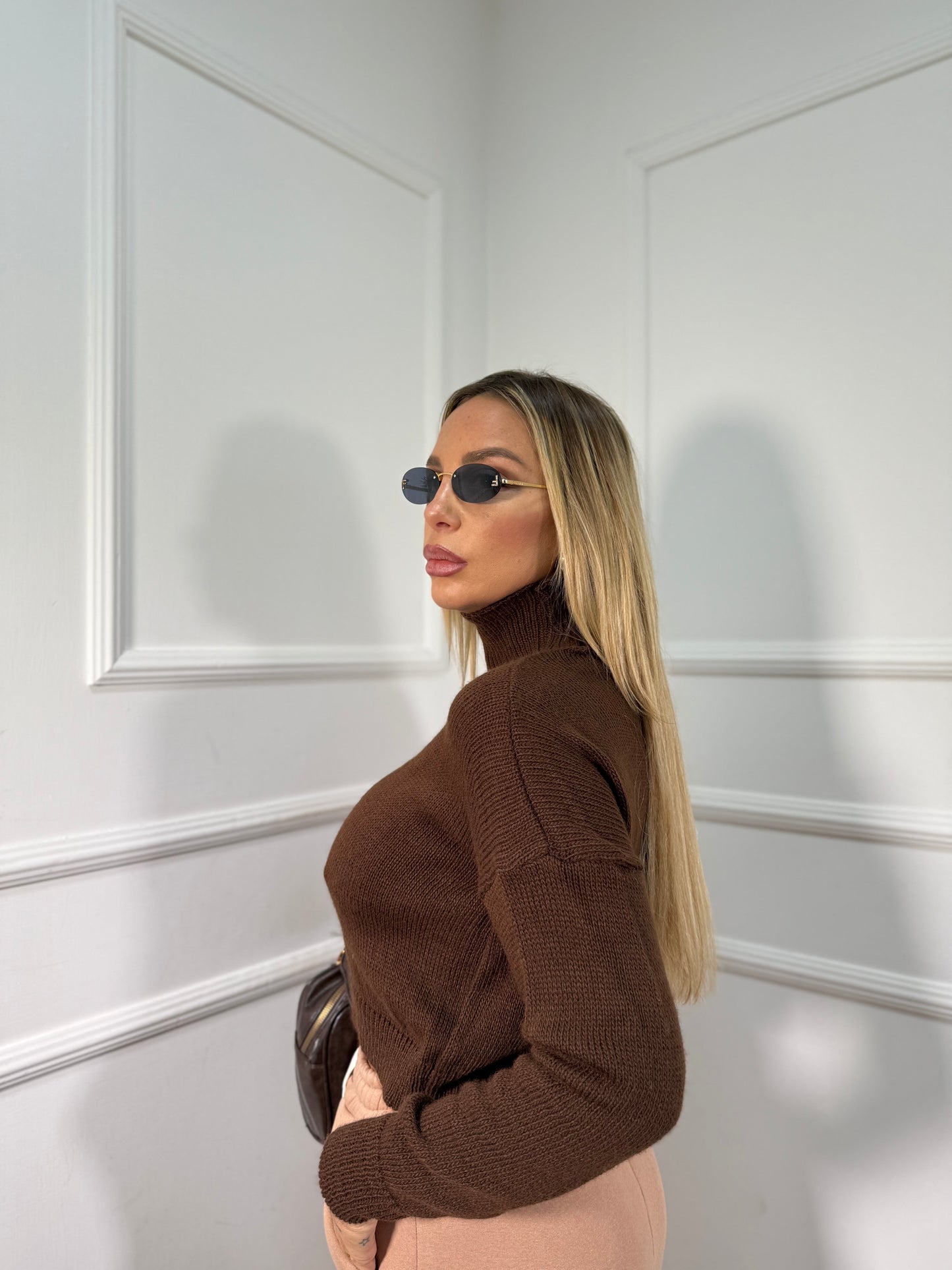 Pullover crop collo alto in maglia cioccolato 022469