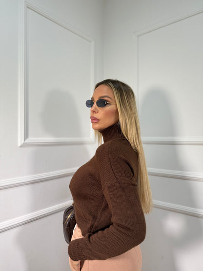 Pullover crop collo alto in maglia cioccolato 022469