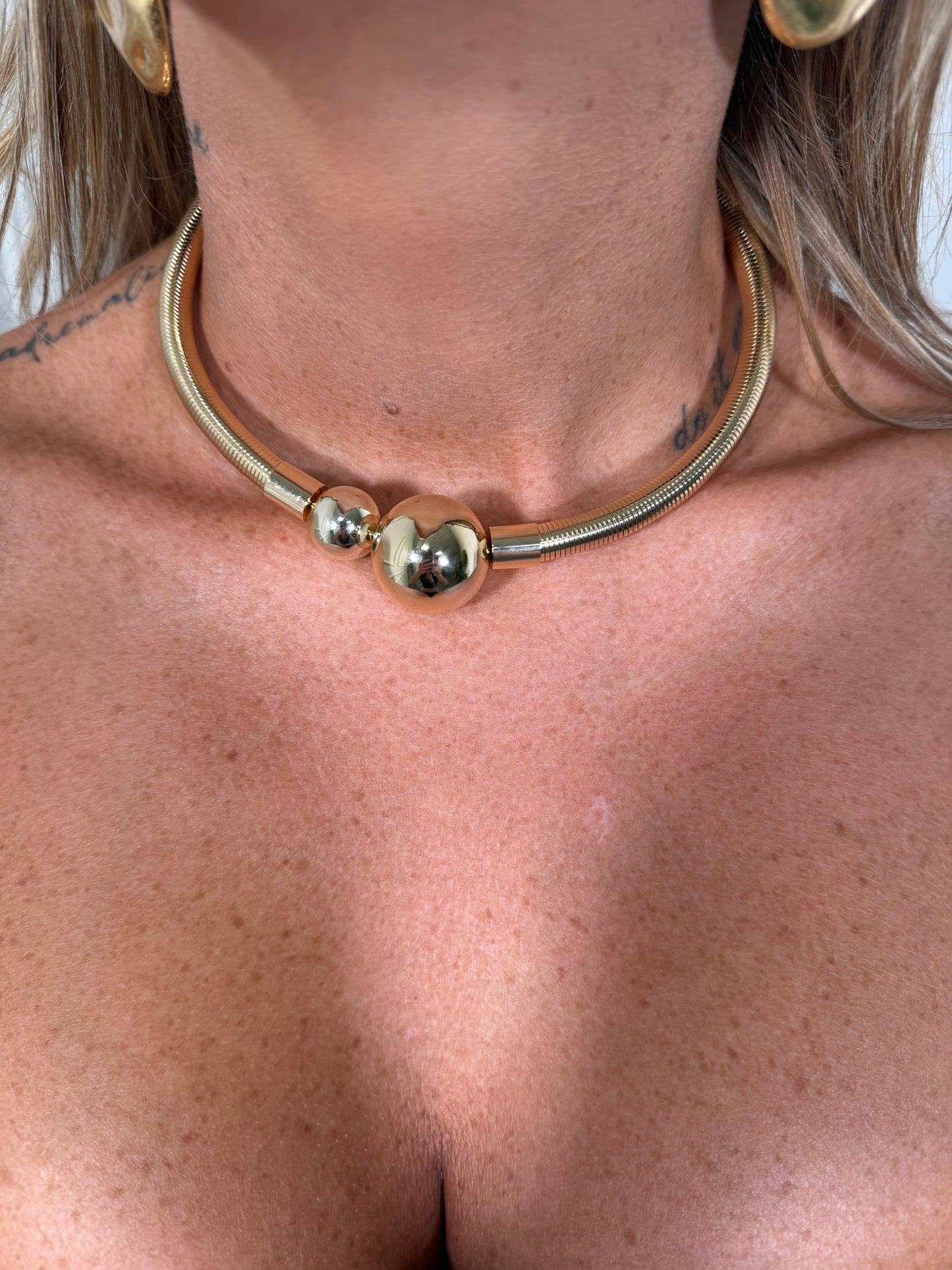 Collana girocollo rigida con sfere oro