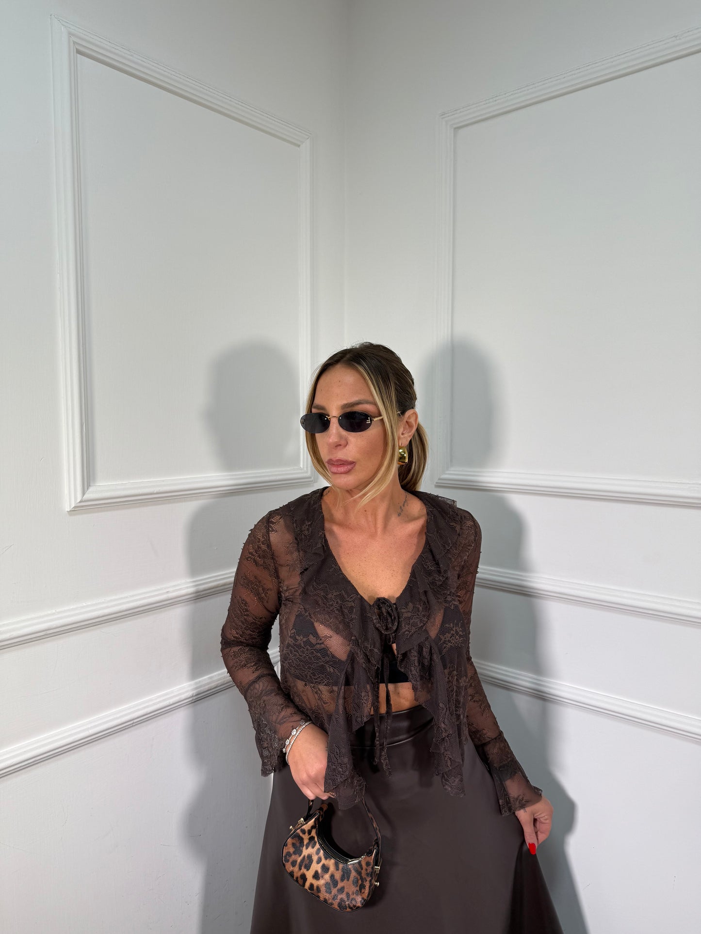 Camicia in pizzo con fiocchi marrone u12913