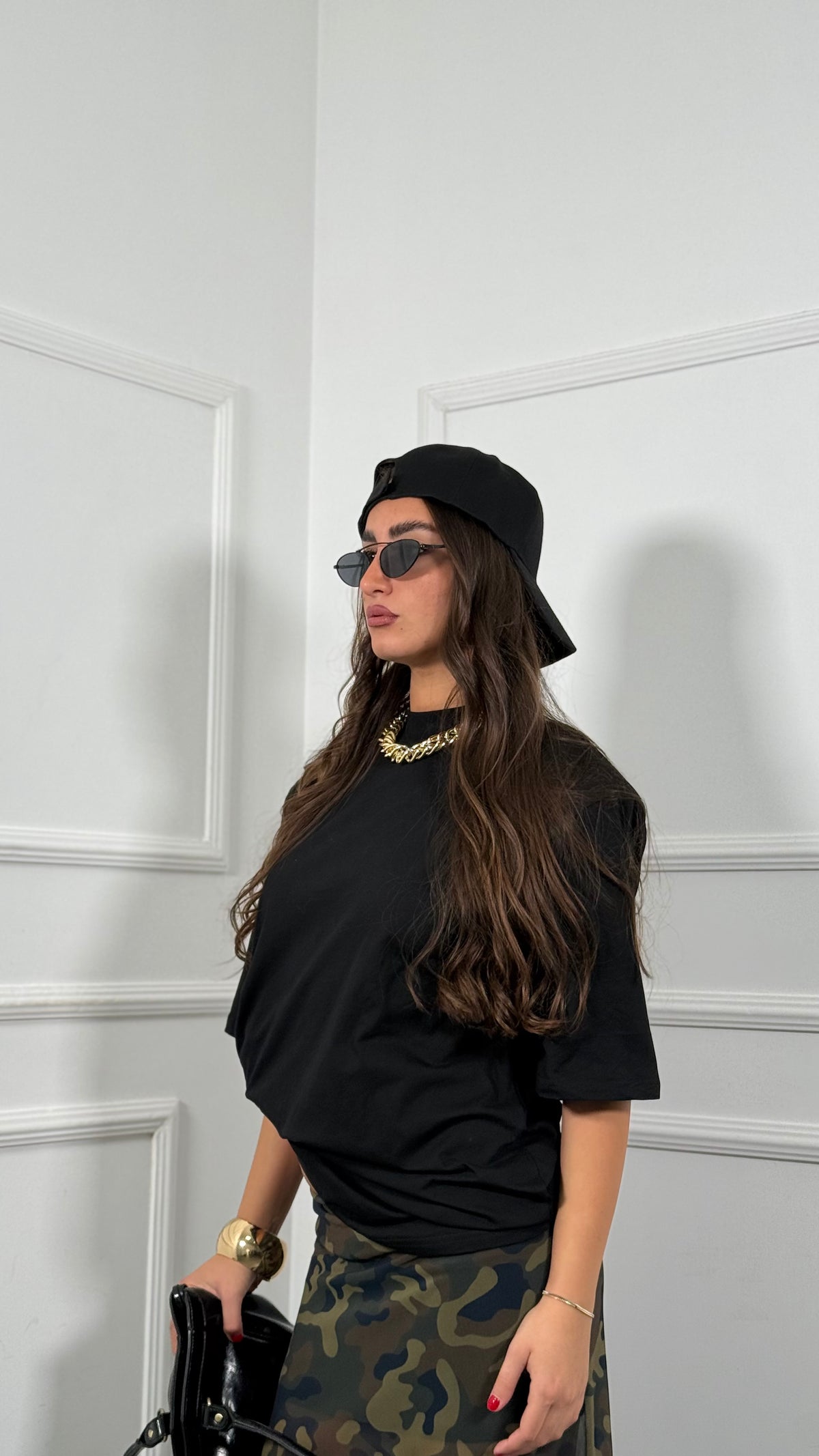 T-shirt oversize con spalline Wendy nera l2615