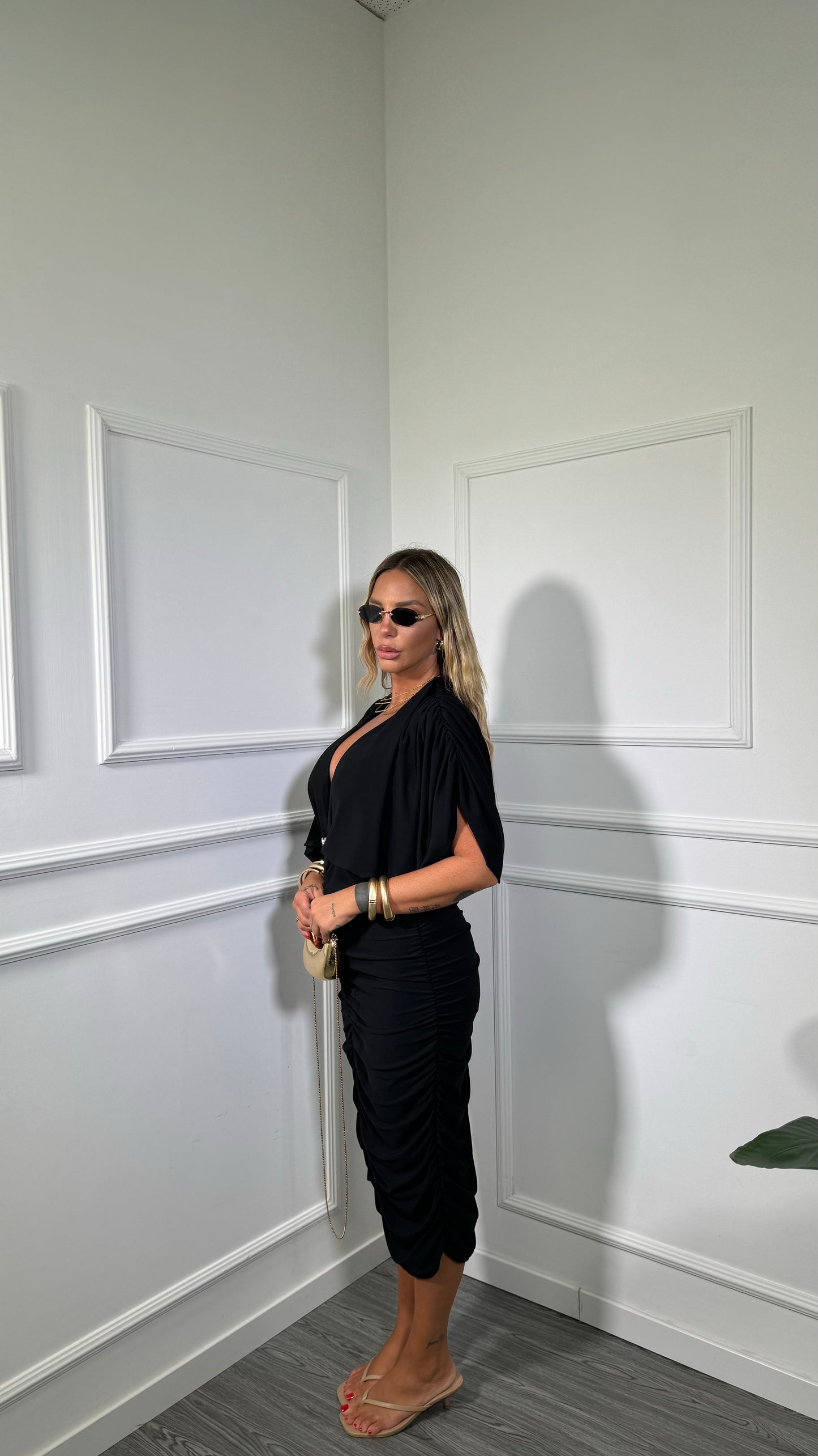 Abito midi drappeggiato (curvy) nero