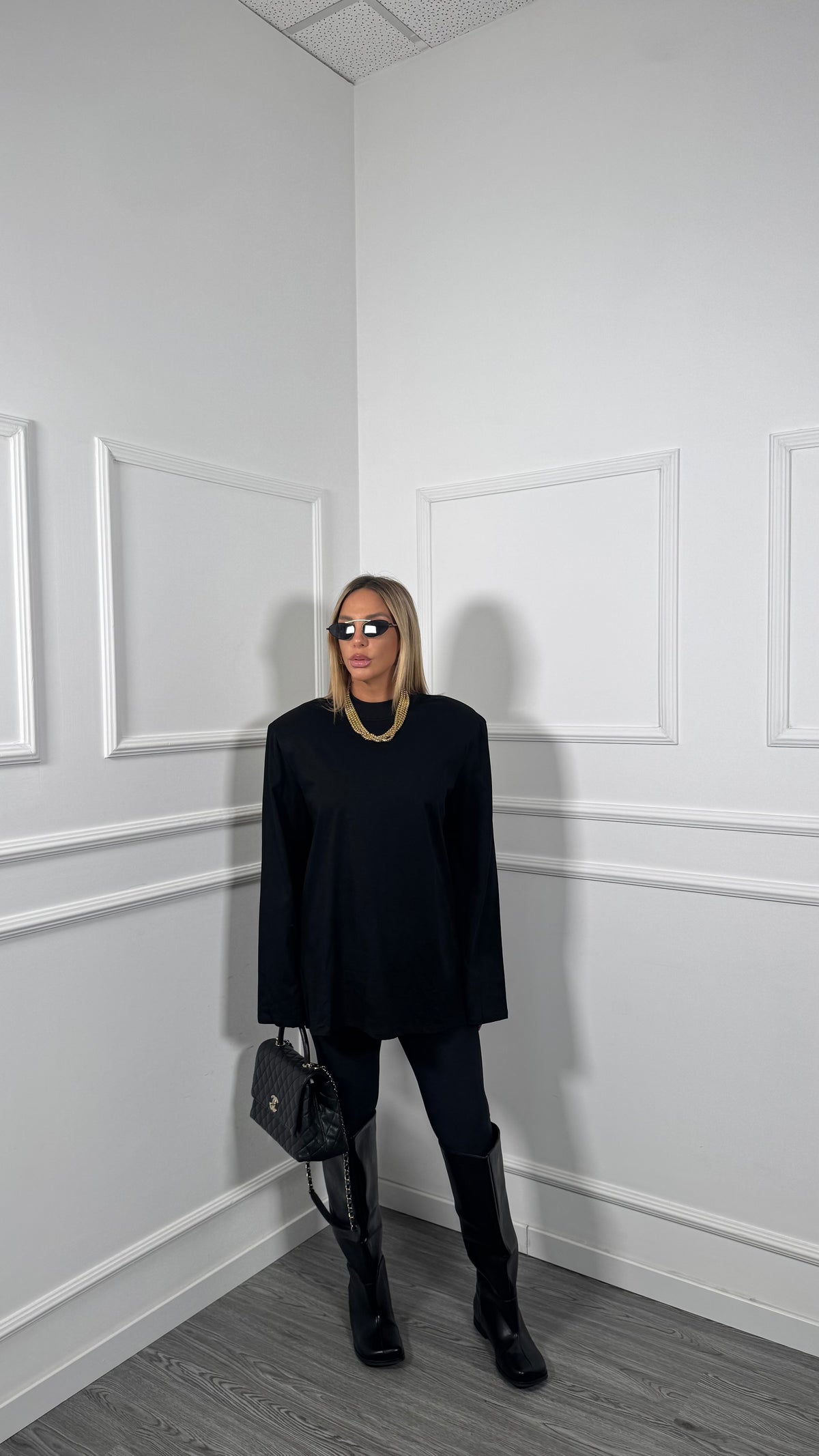 Maxi shirt oversize con spalline nera l2611