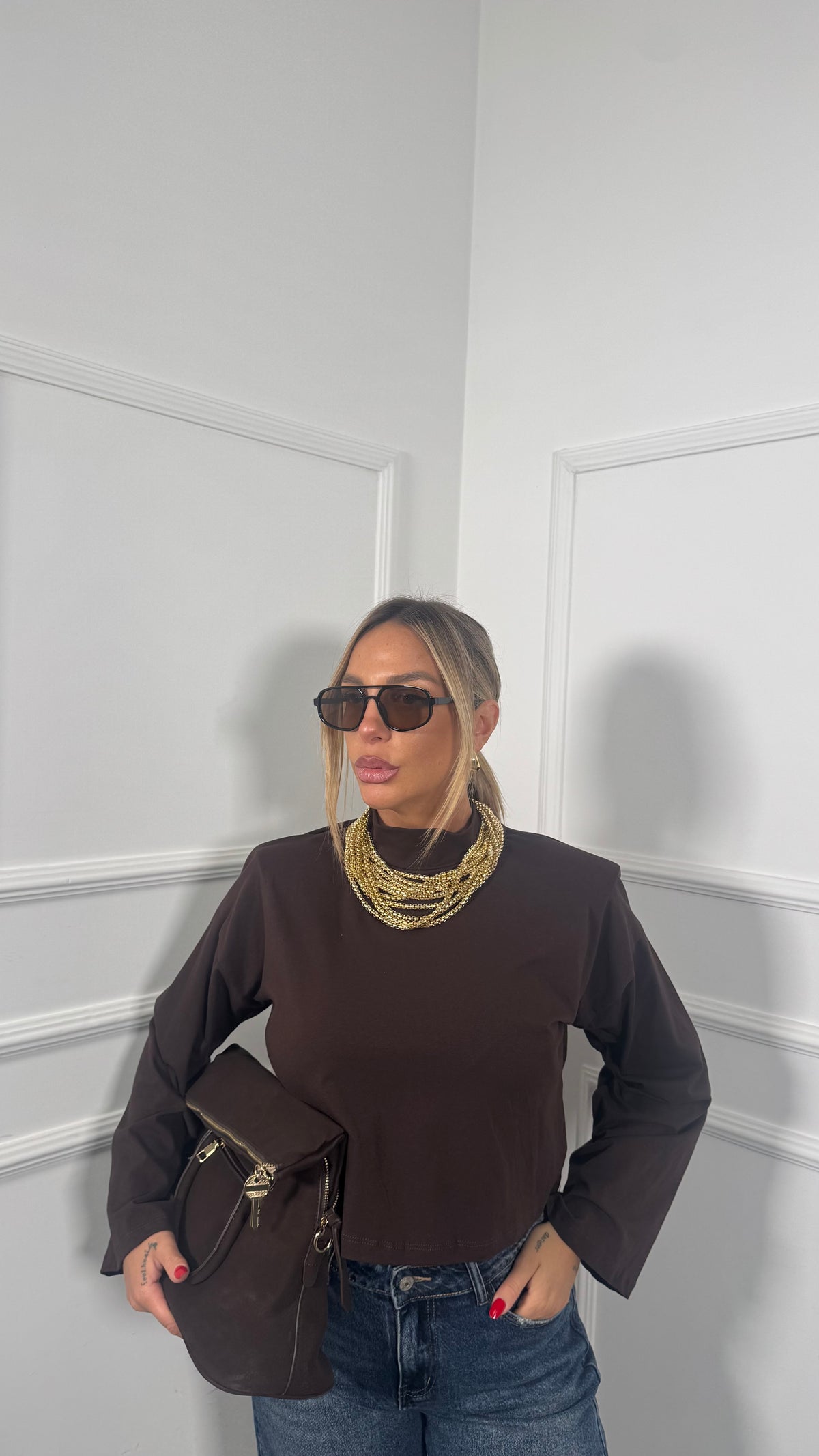 Shirt crop con spalline marrone 092