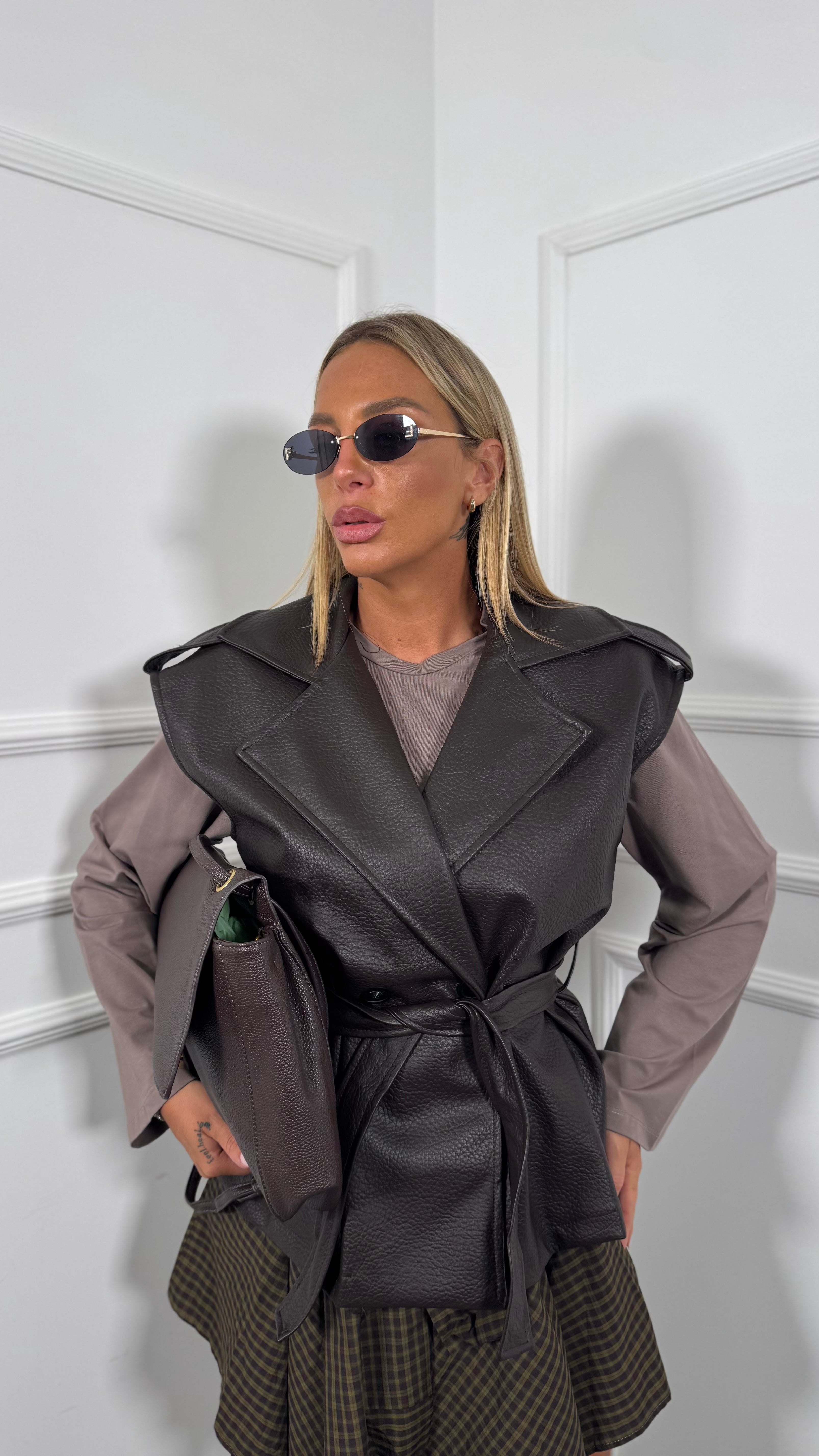 Gilet ecopelle con fusciacca in vita cioccolato 003525