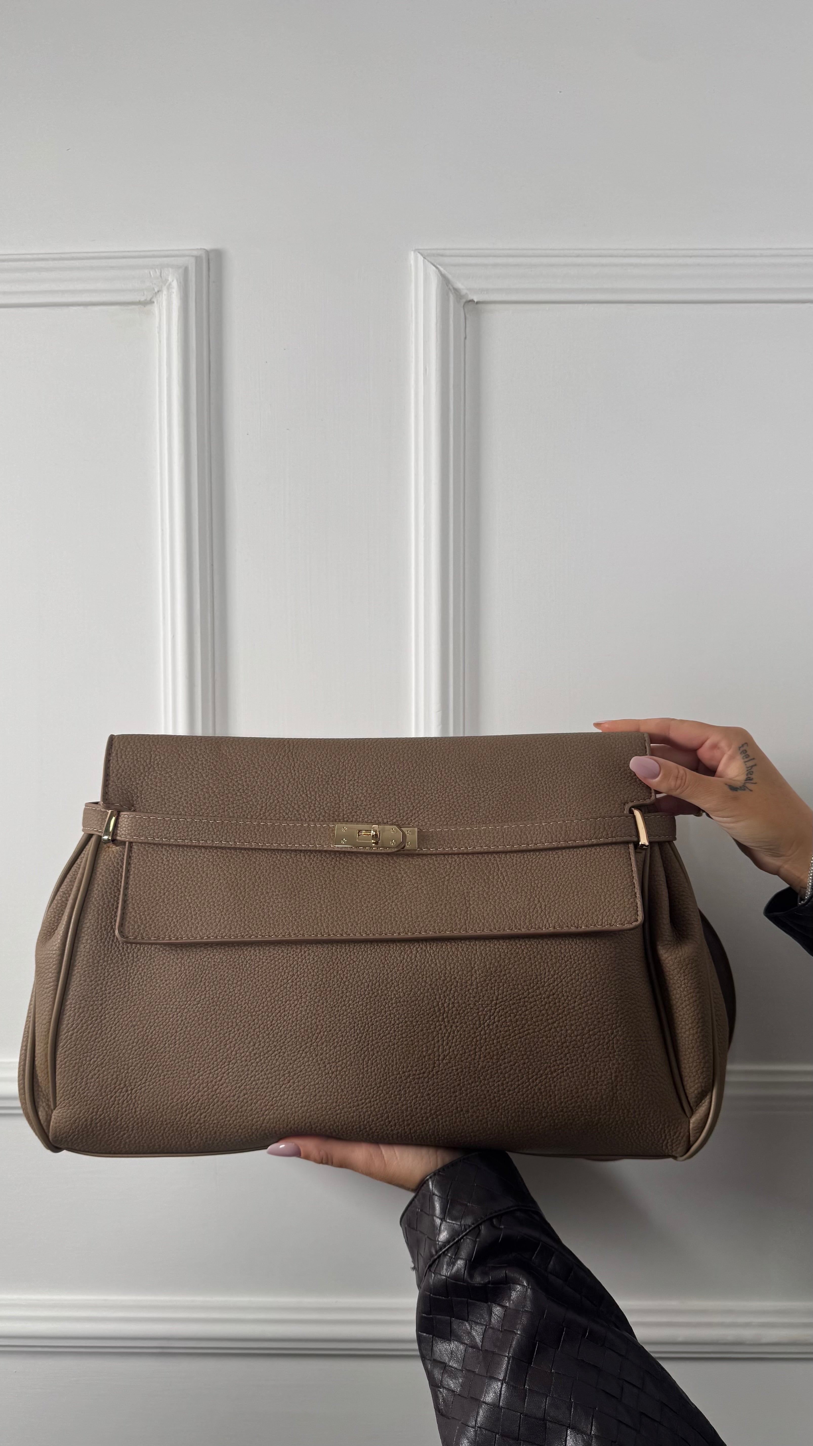 Borsa maxi ecopelle martellata con tracolla taupe