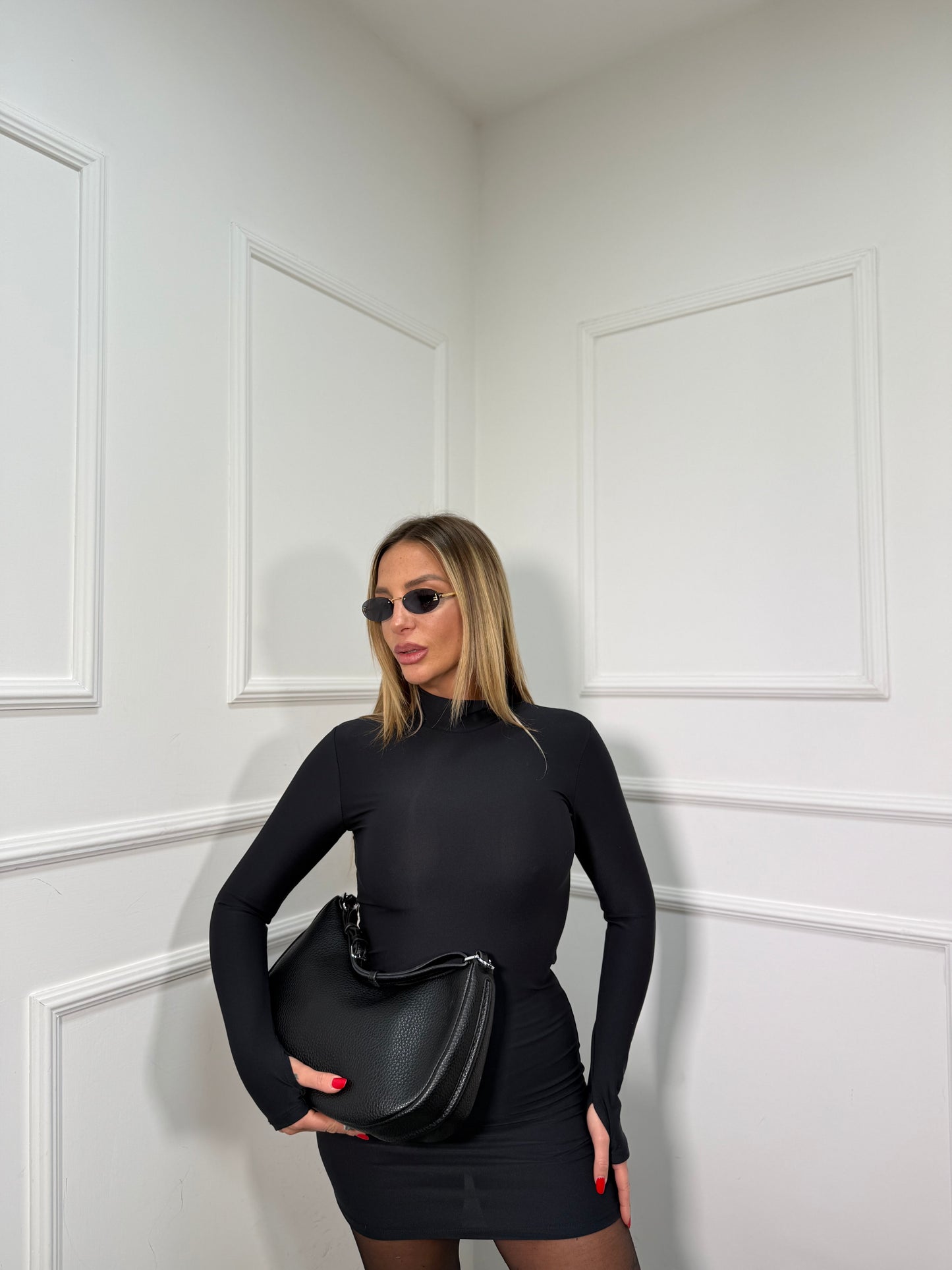 Abito in lycra con manica a guanto nero 16577