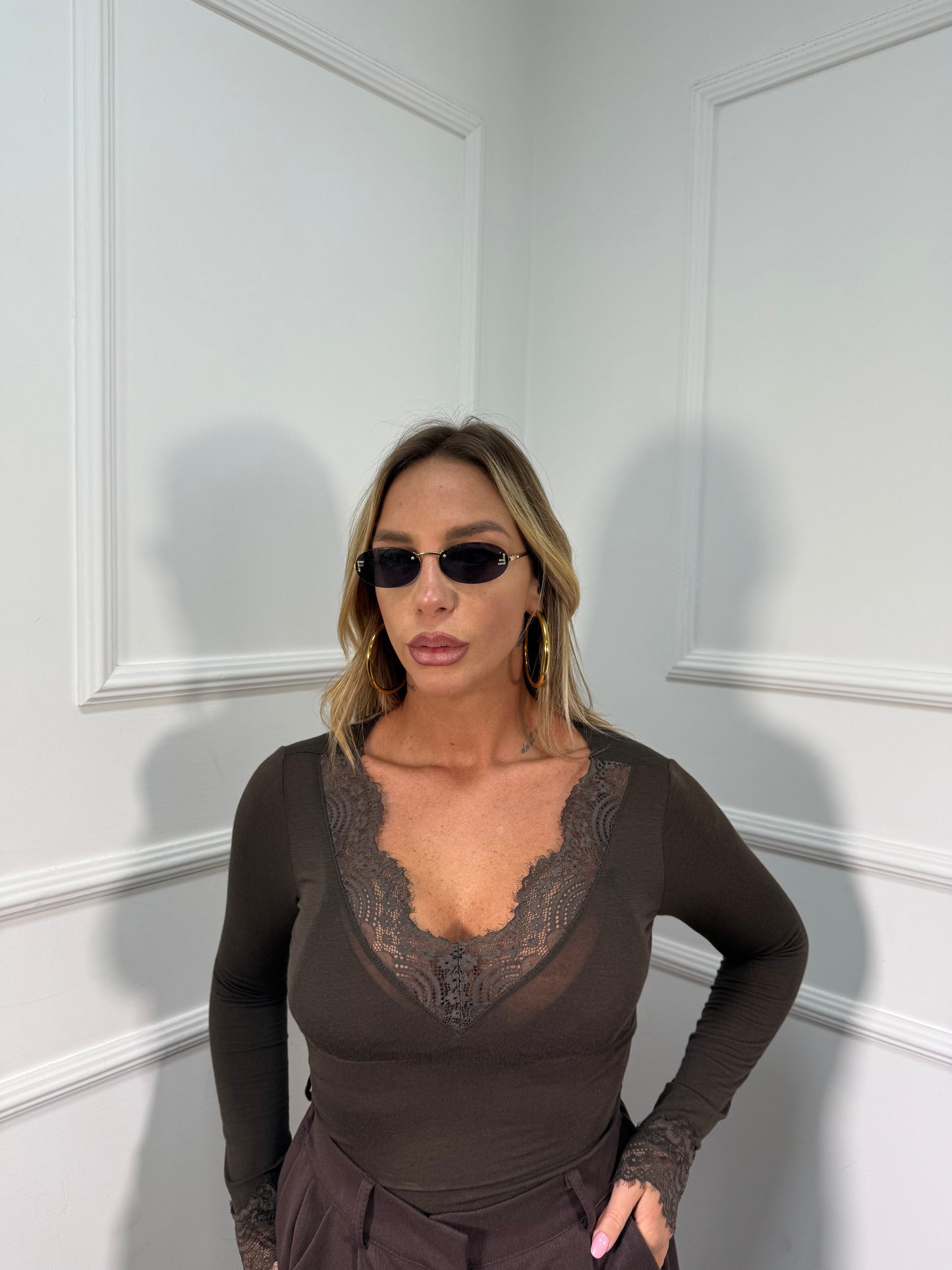 Shirt scollo a V in pizzo misto cashmere cioccolato 25512