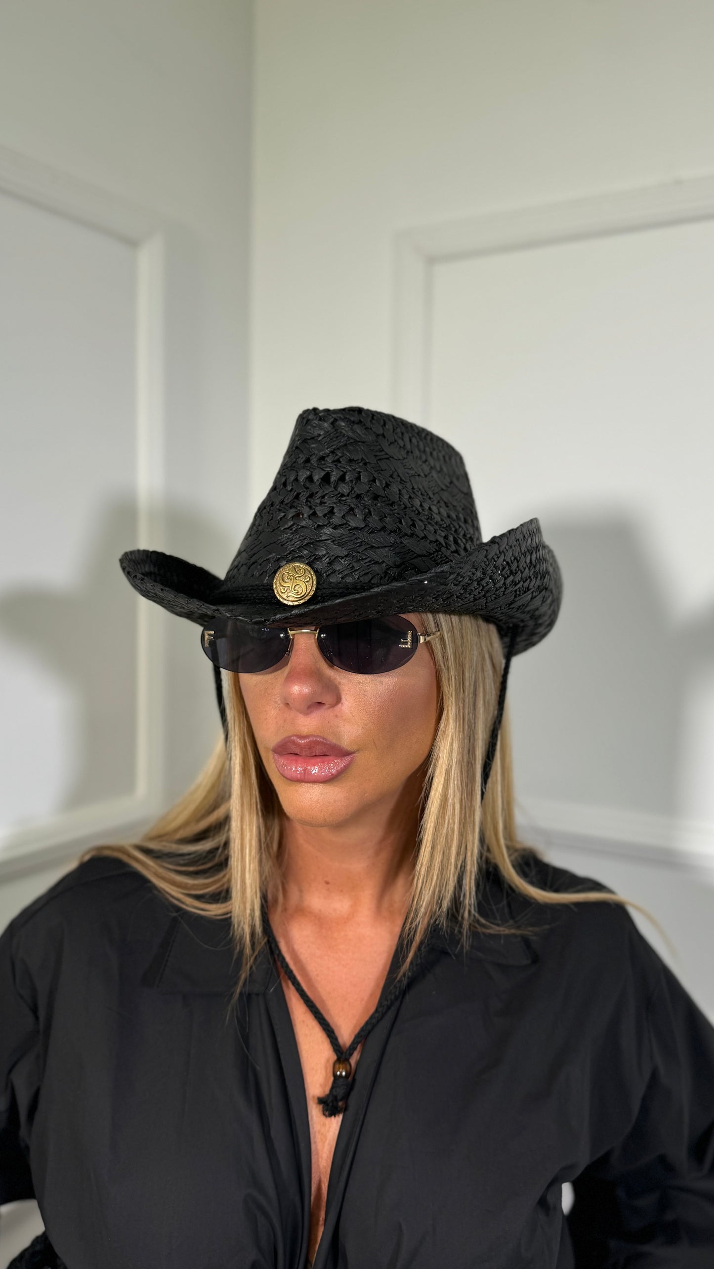 Cappello in rafia con ciondolo nero