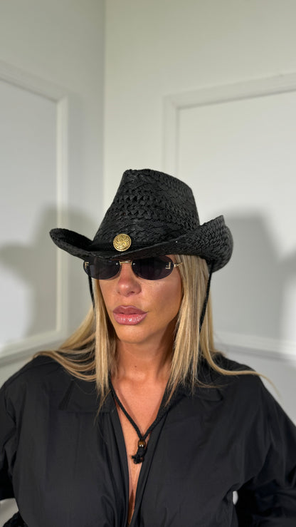 Cappello in rafia con ciondolo nero
