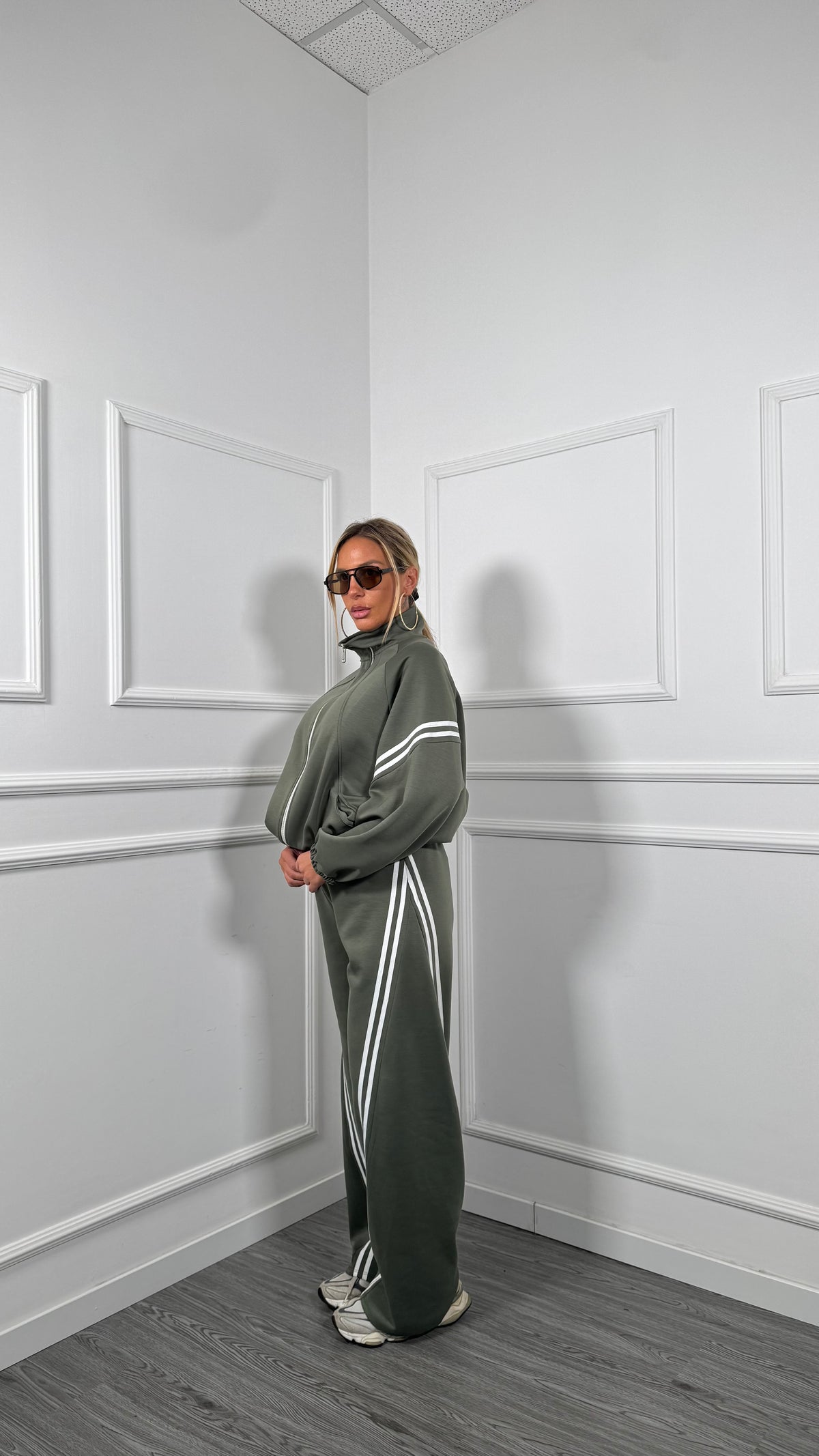 Coordinato tuta bande laterali Liam verde militare m8559