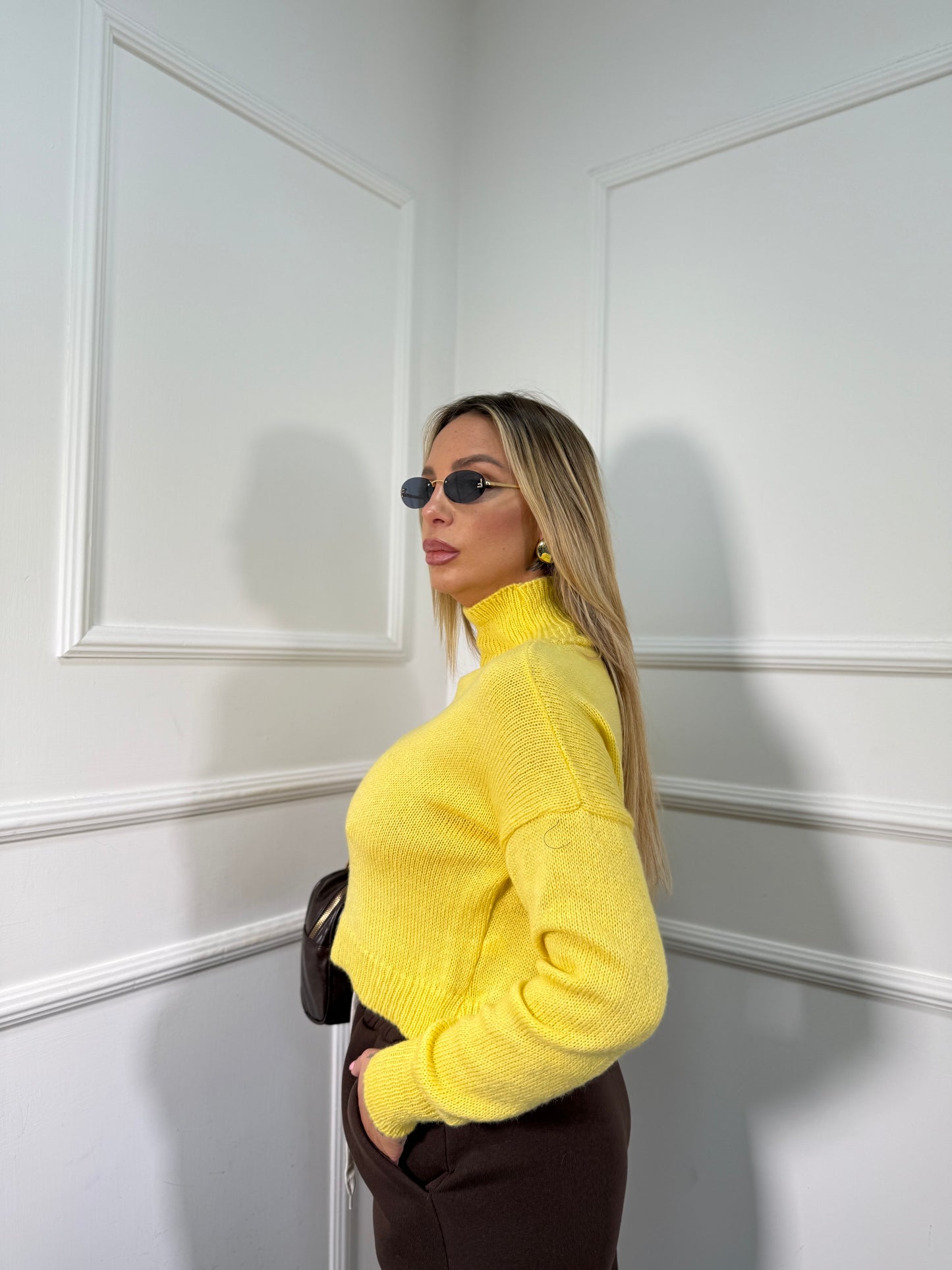 Pullover crop collo alto in maglia giallo 022469