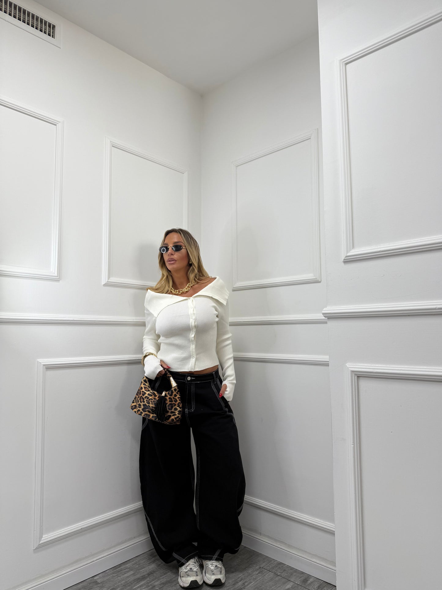 Jeans maxi balloon nero con cuciture bianche 22055 by monique