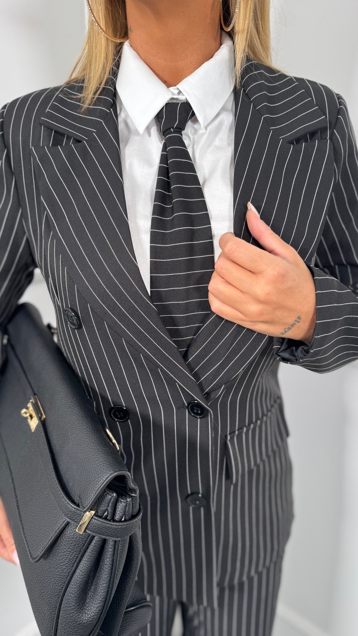 Tailleur gessato doppio petto con camicia + cravatta Working nero 26863