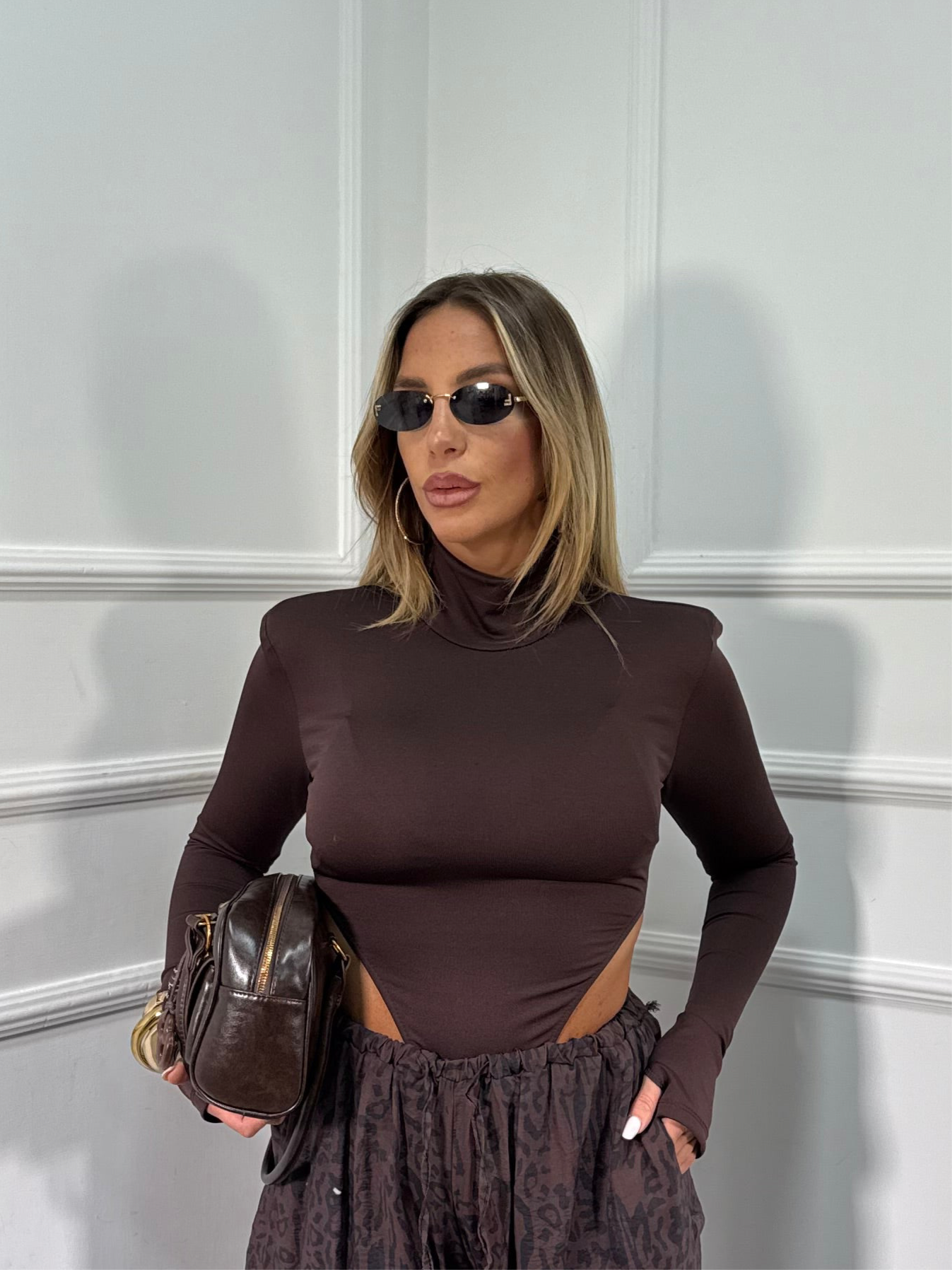 Body collo alto con spalline cut out cioccolato 2154