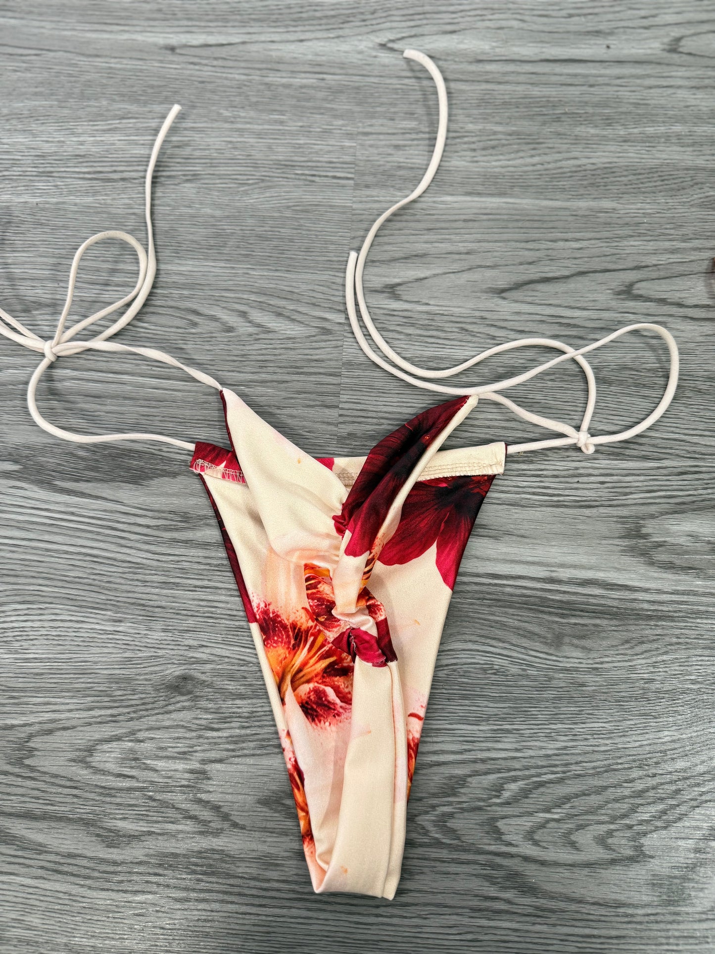 Copricostume con costume Savana con fiori panna/rosso 2425
