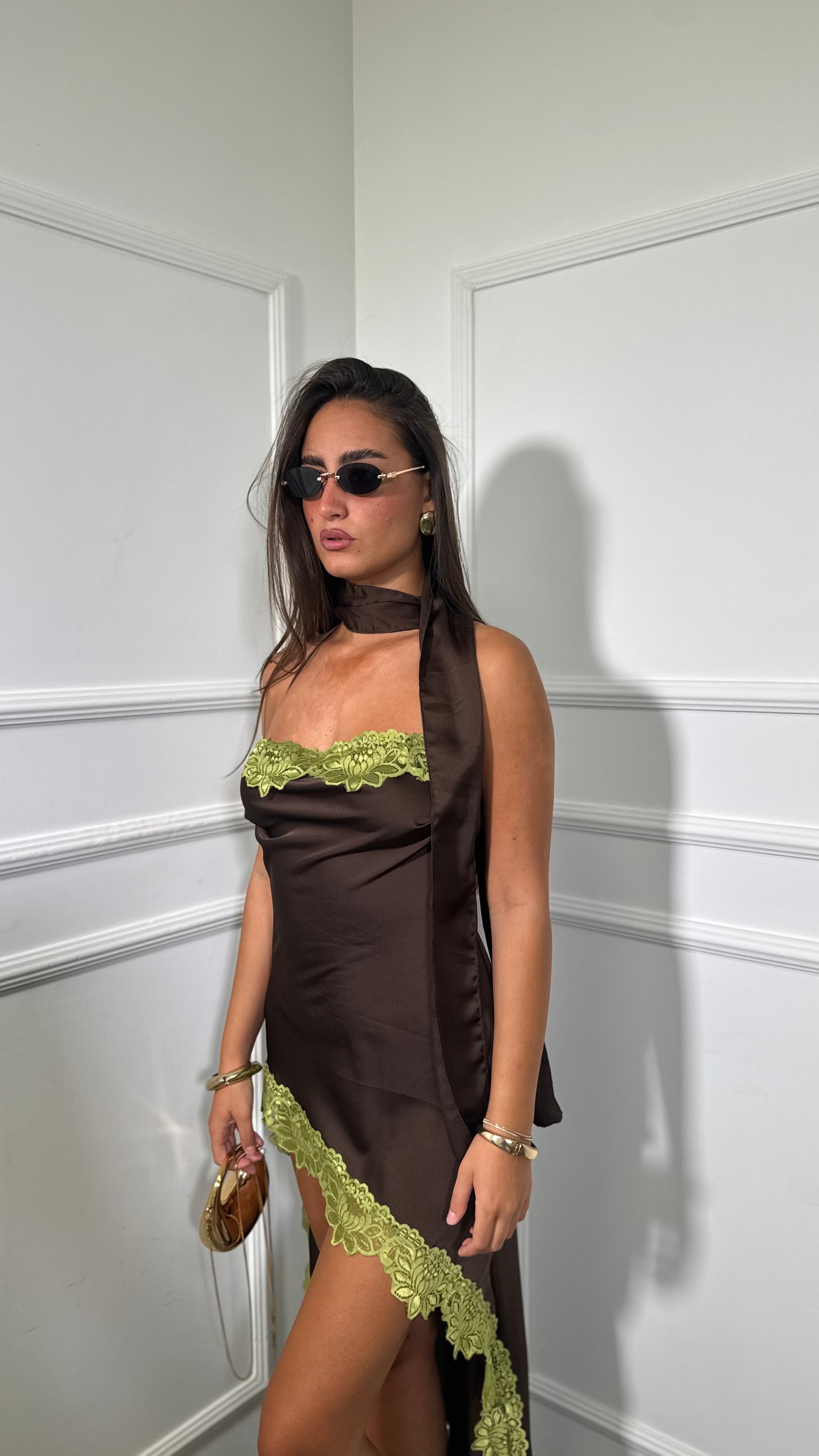 Abito lungo in satin asimmetrico con pizzo Soraya cioccolato 60612