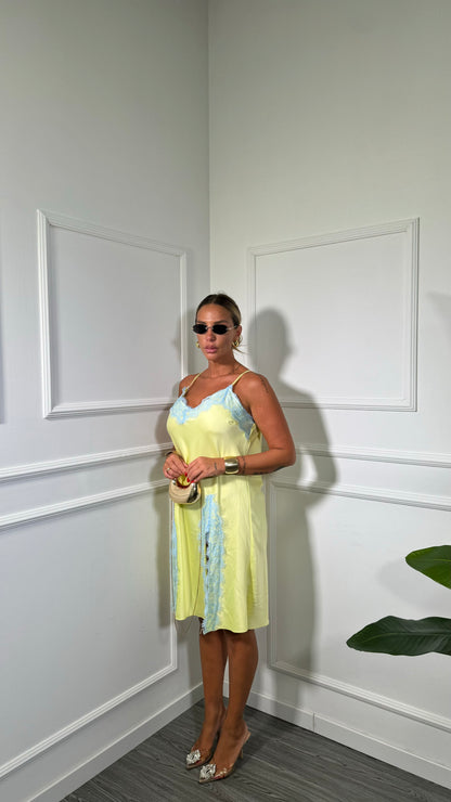 Abito corto in satin con pizzo giallo (Curvy) 1587