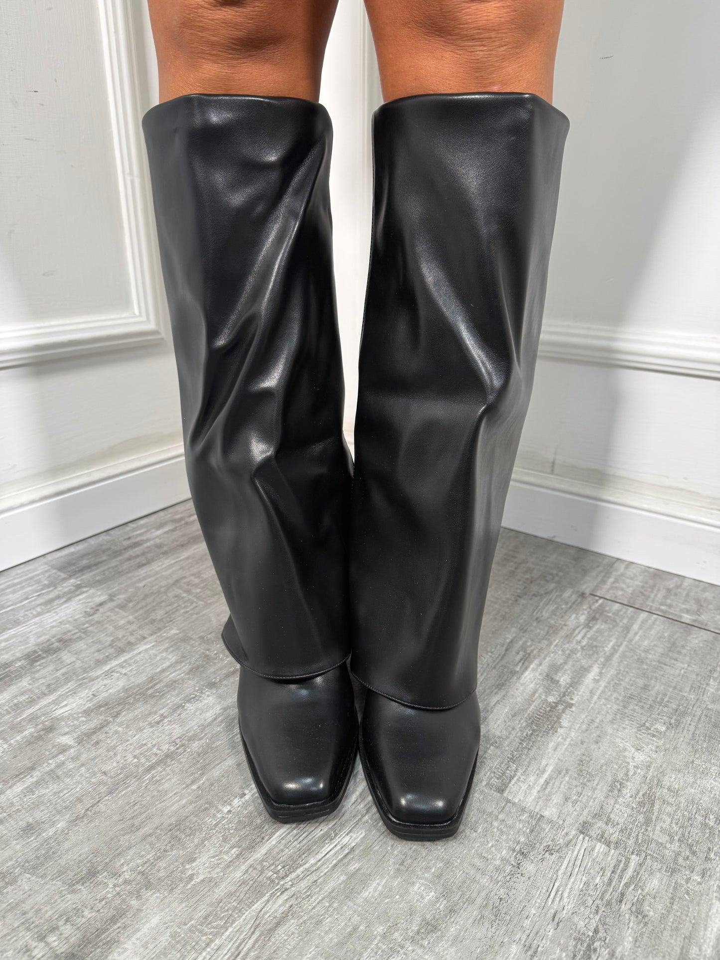 Stivali ecopelle con punta quadrata LA011