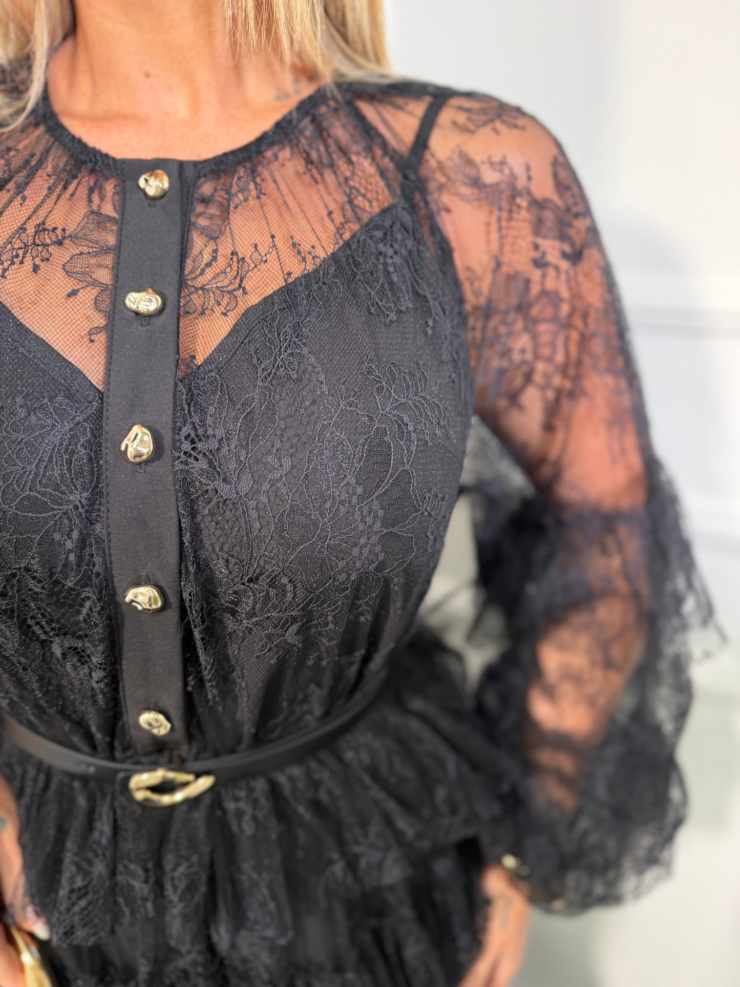 Abito in pizzo con cintura Shirley nero a68763