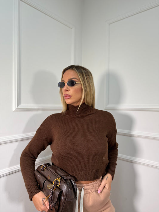 Pullover crop collo alto in maglia cioccolato 022469