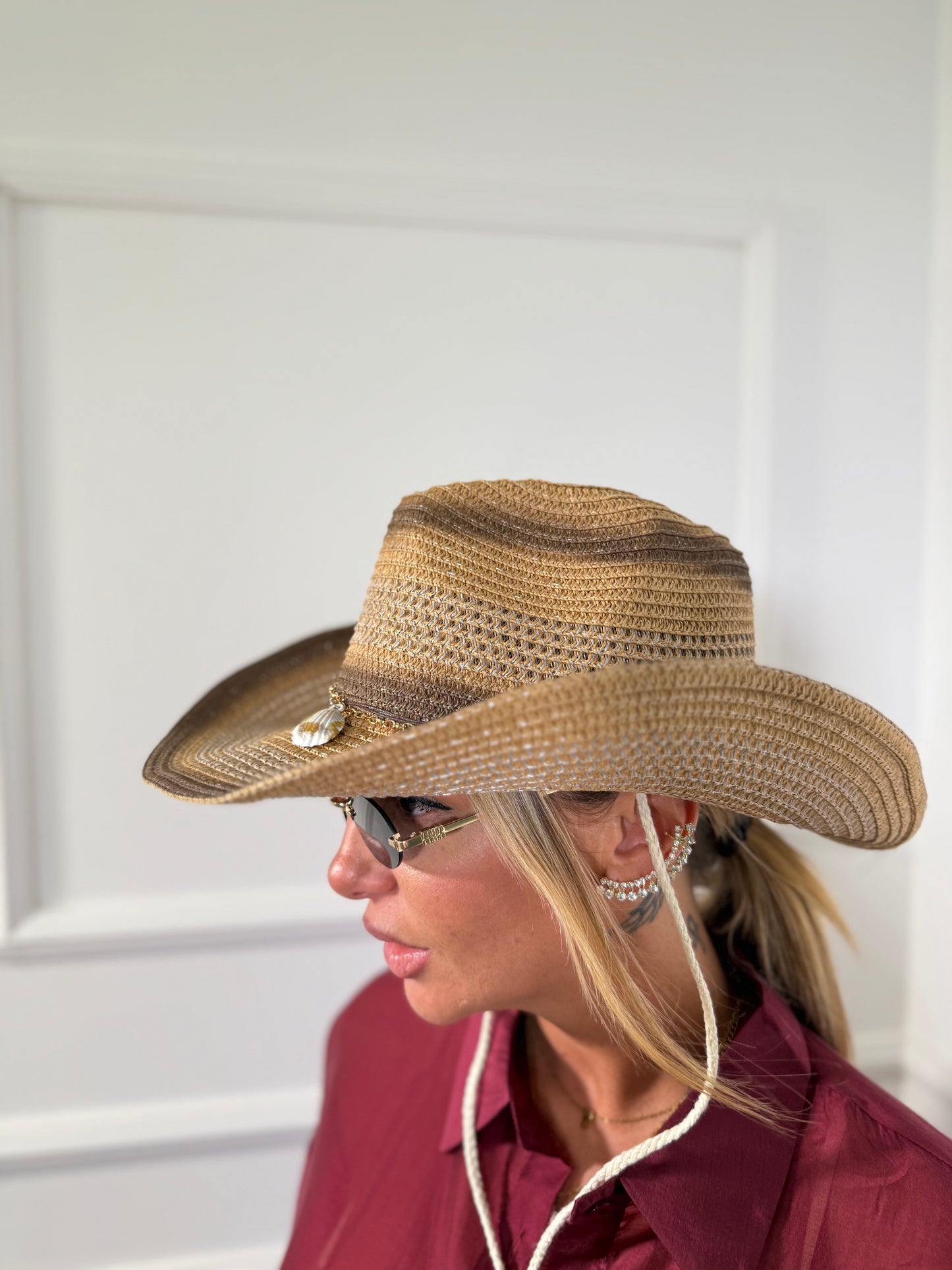 Cappello falda larga con charms sfumato