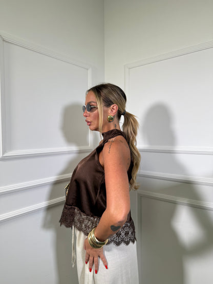 Top asimmetrico in satin con pizzo marrone