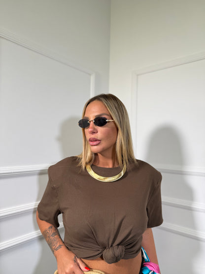 T-shirt crop con nodo e spalline marrone h25004
