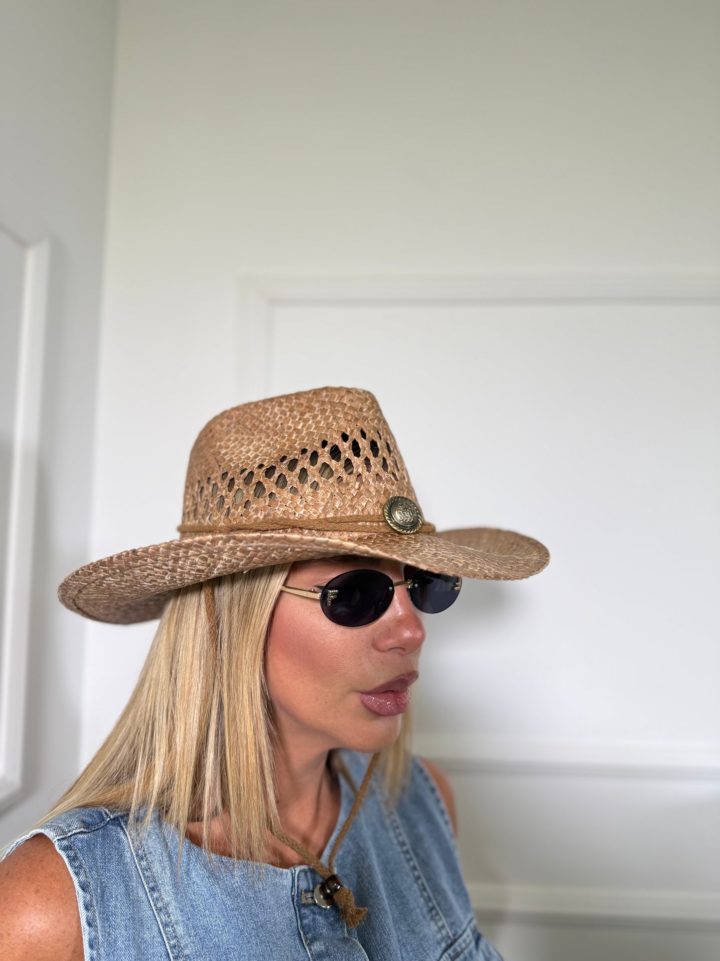 Cappello in paglia traforato con medaglione