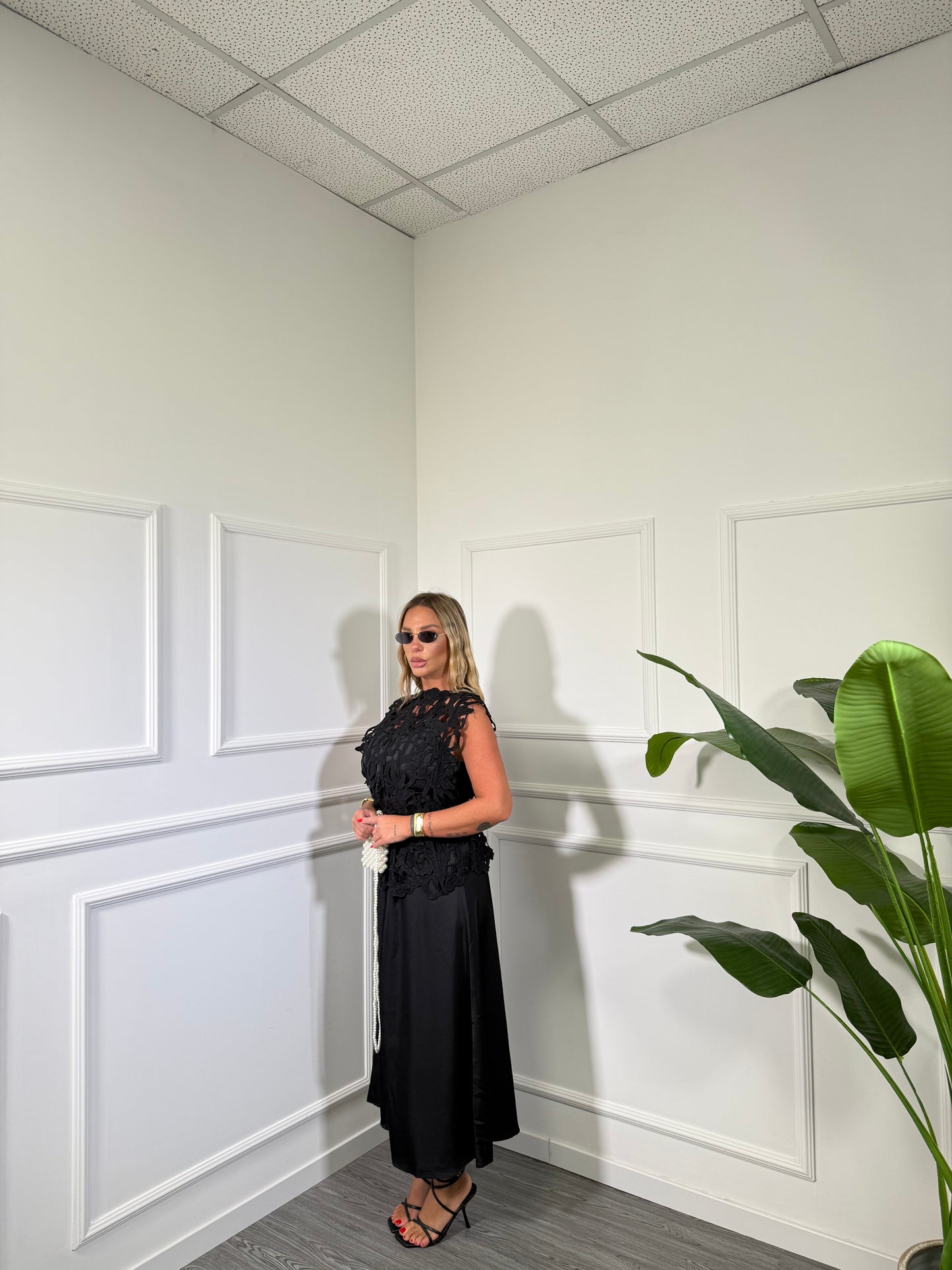 Abito midi in satin con macramè Label nero j9984