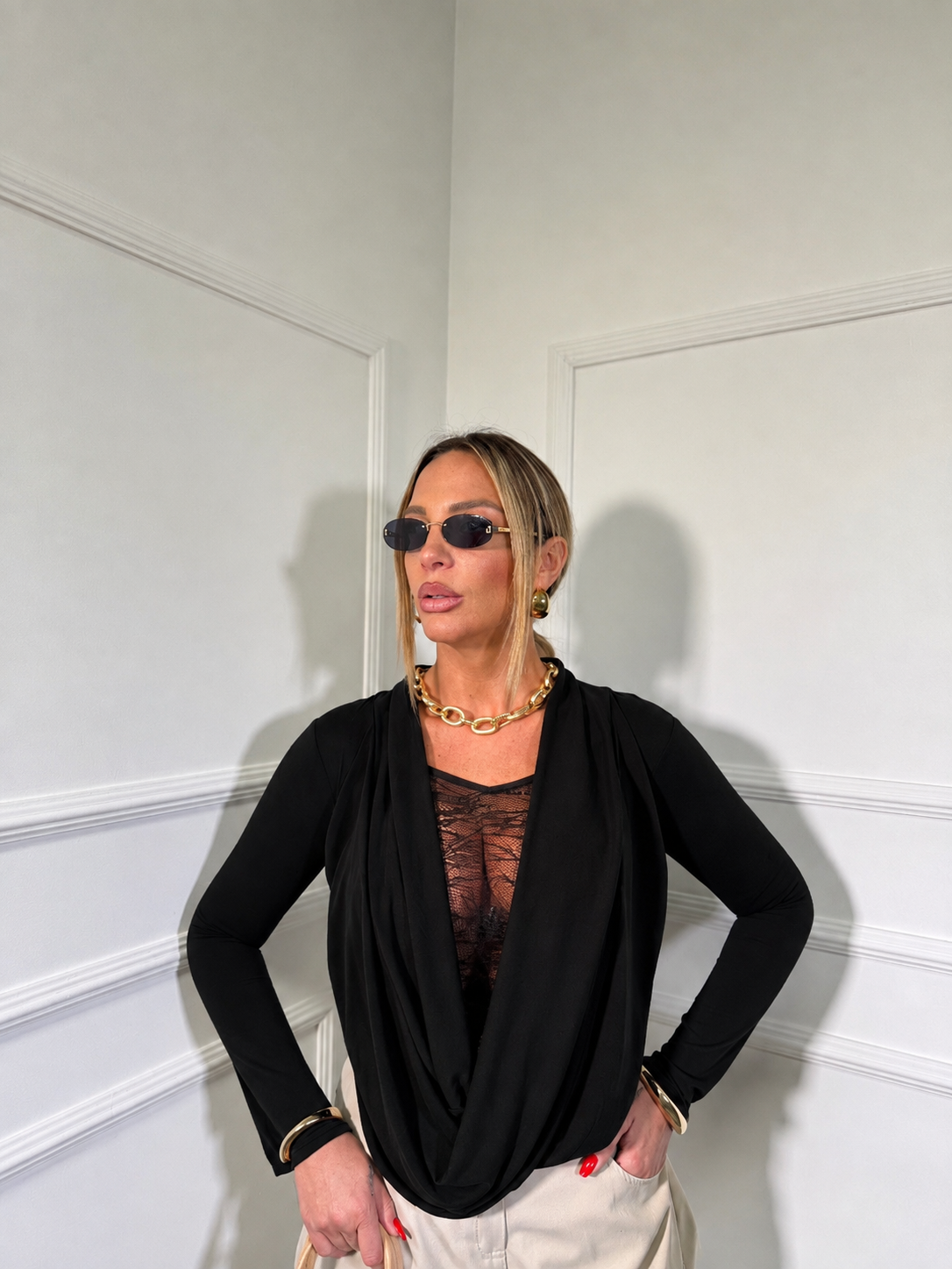 Maglia scollo a bicchiere con top in pizzo nera m61022