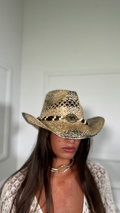 Cappello in vimini pitonato con medaglione