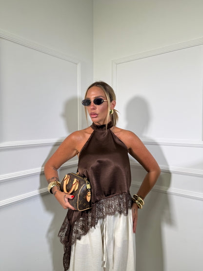 Top asimmetrico in satin con pizzo marrone