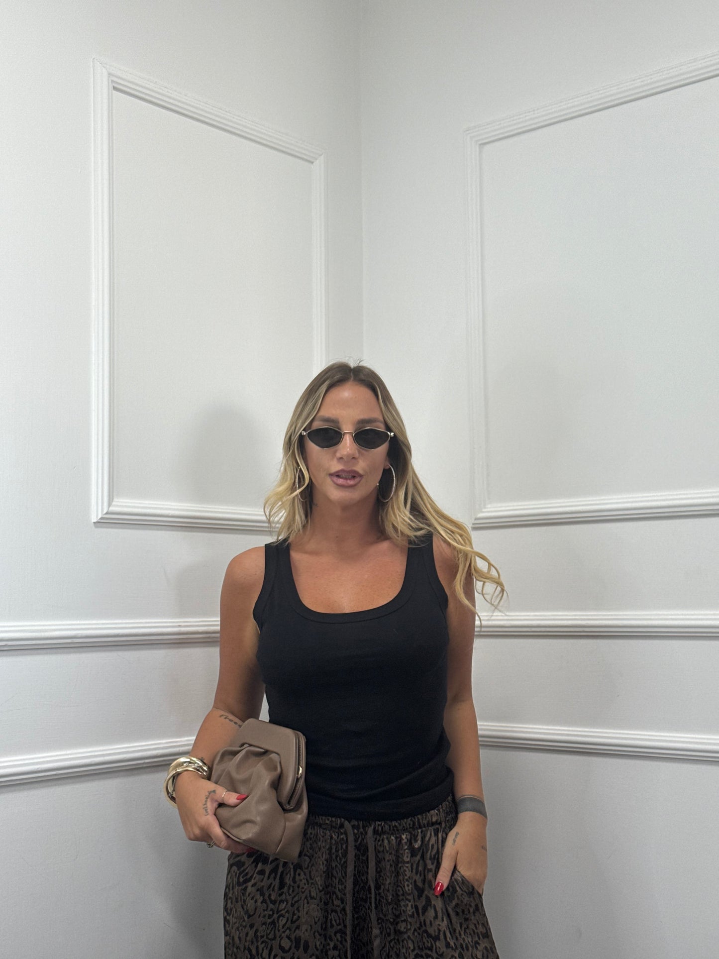 Canotta in cotone scollo a U nera p6053