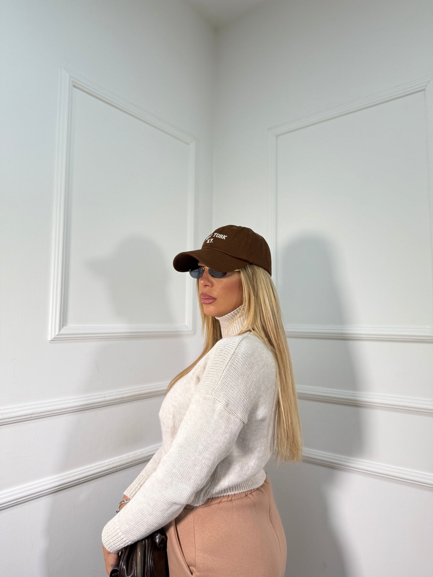 Pullover crop collo alto in maglia beige 022469