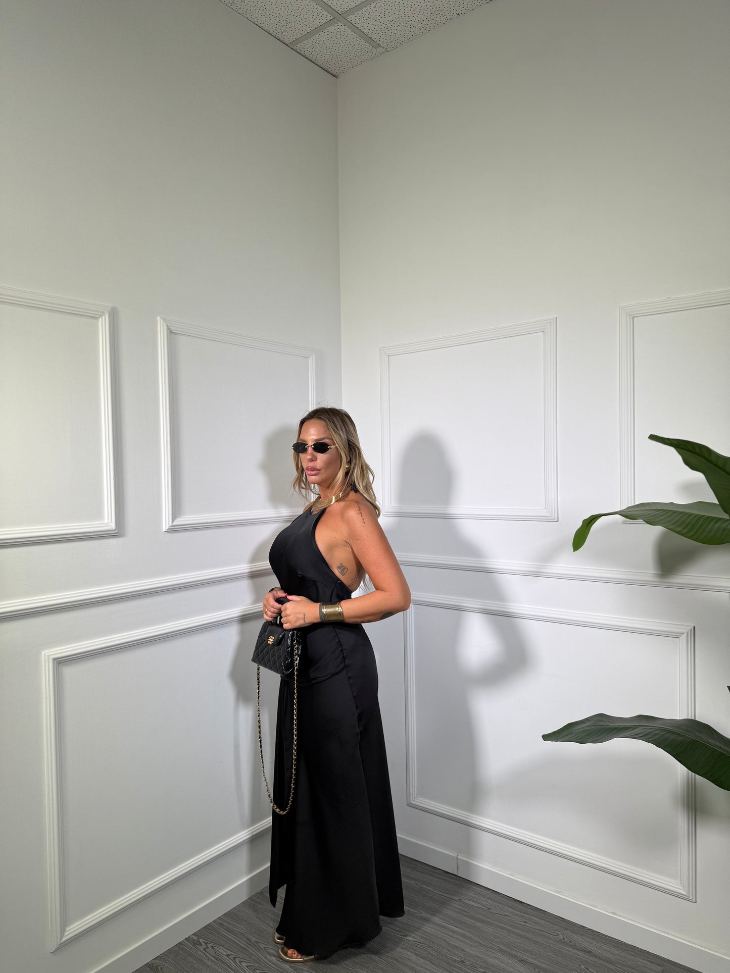 Abito midi in satin scollato sul retro con fusciacca nero 14061