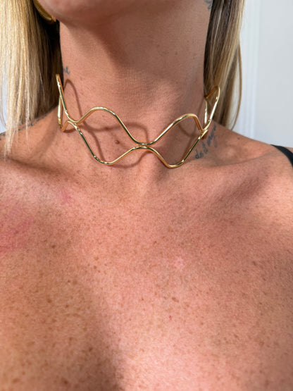 Collana girocollo rigida onde intrecciate oro