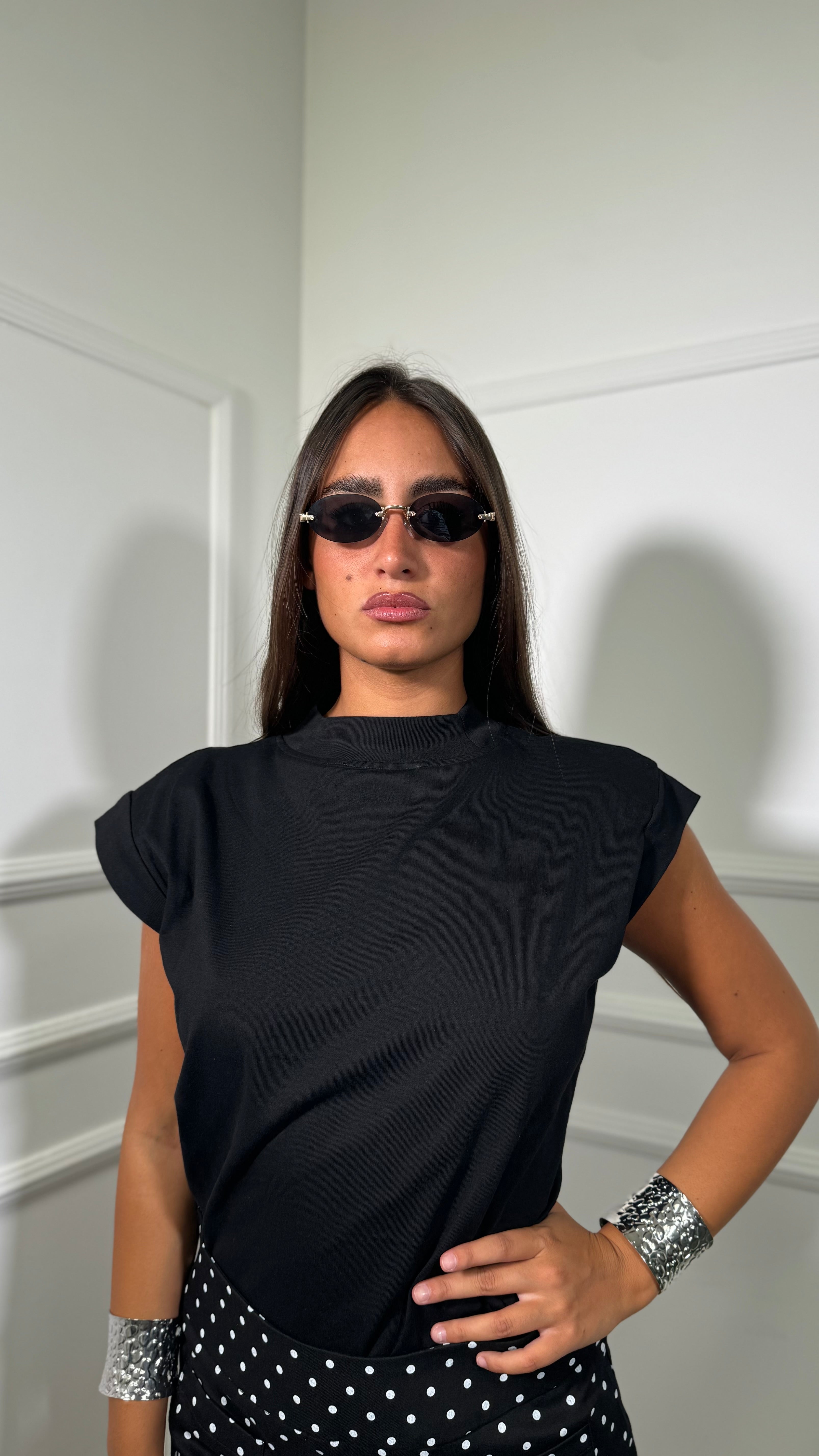 T-shirt giro manica con spalline nera