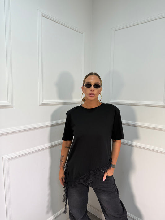 T-shirt asimmetrica con spalline in pizzo nera m30378