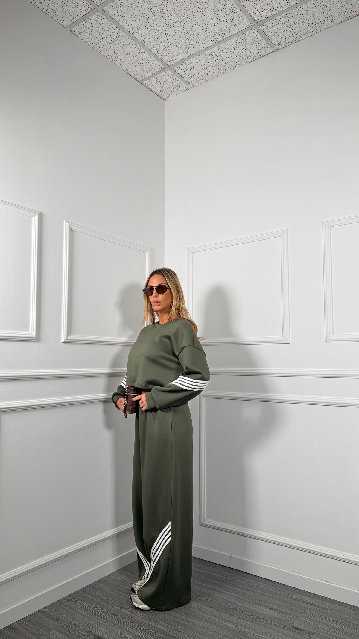 Coordinato tuta nido d’ape bande laterali Yvonne verde militare 6208