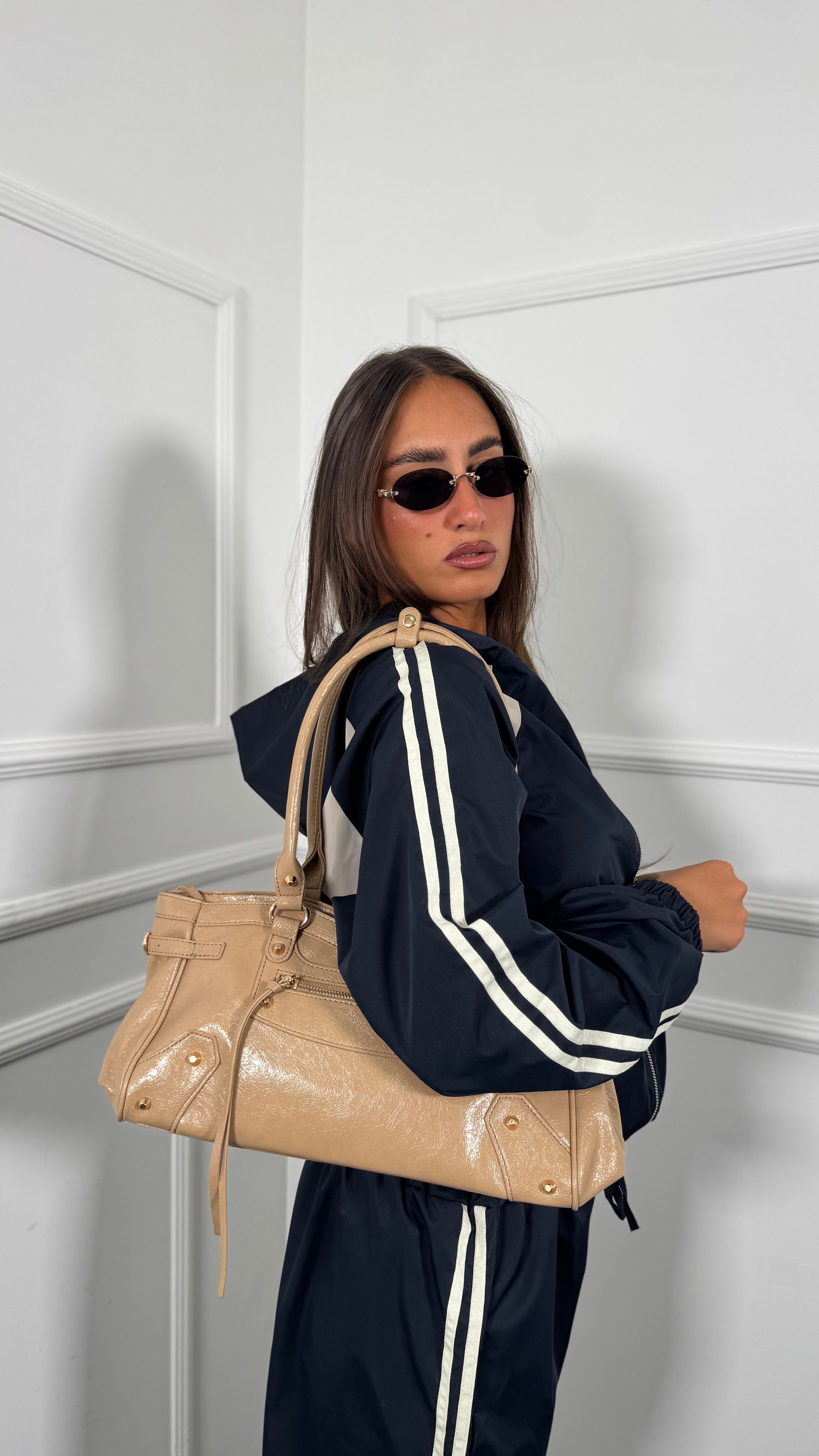 Borsa ecopelle con borchie nude