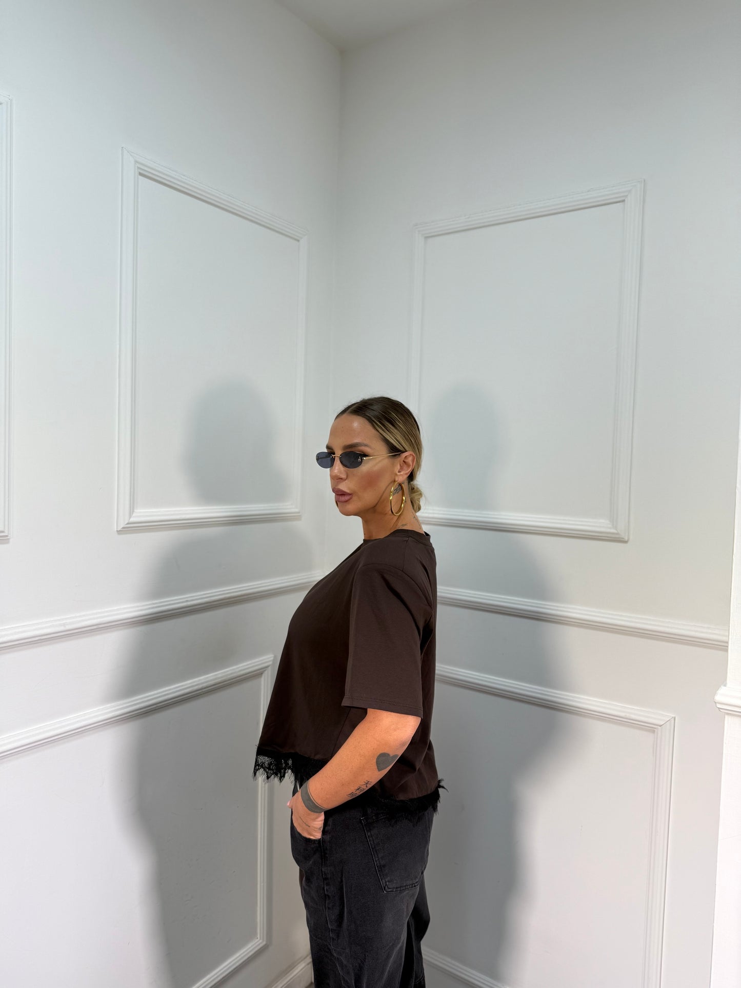 T-shirt asimmetrica con spalline in pizzo marrone m30378