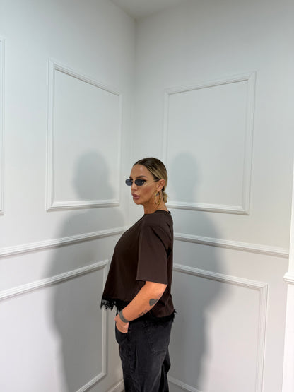 T-shirt asimmetrica con spalline in pizzo marrone m30378