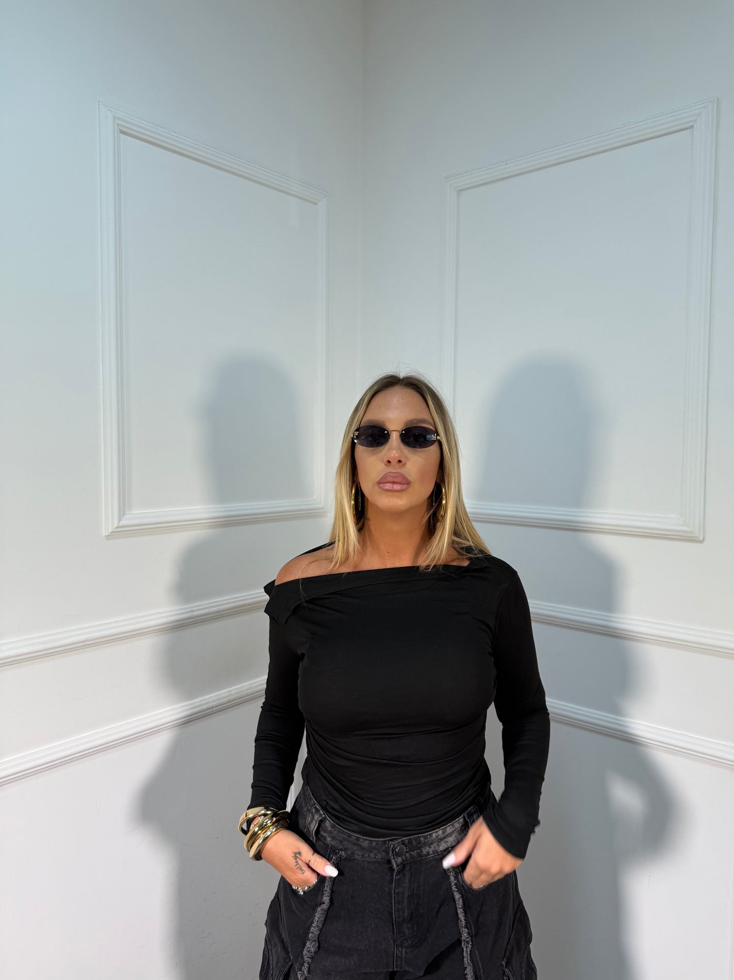 Shirt in cotone scollo asimmetrico nera mfs15046