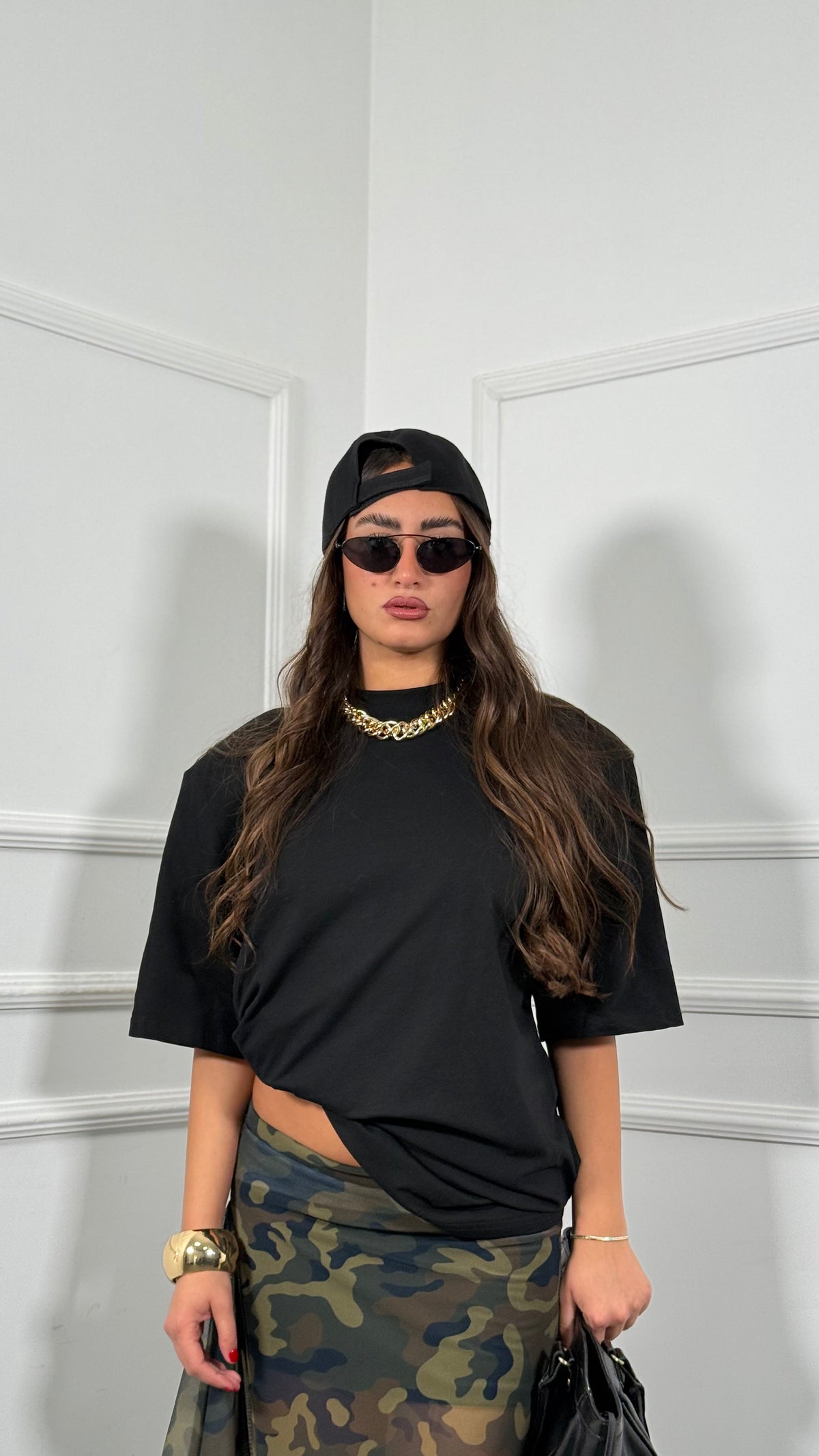 T-shirt oversize con spalline Wendy nera l2615