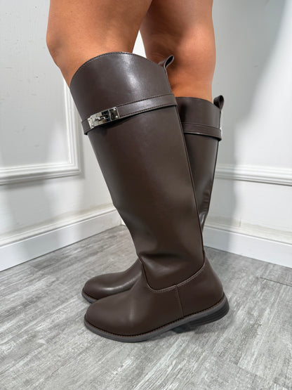 Stivali in ecopelle gambale alto con fibbia cioccolato LA026