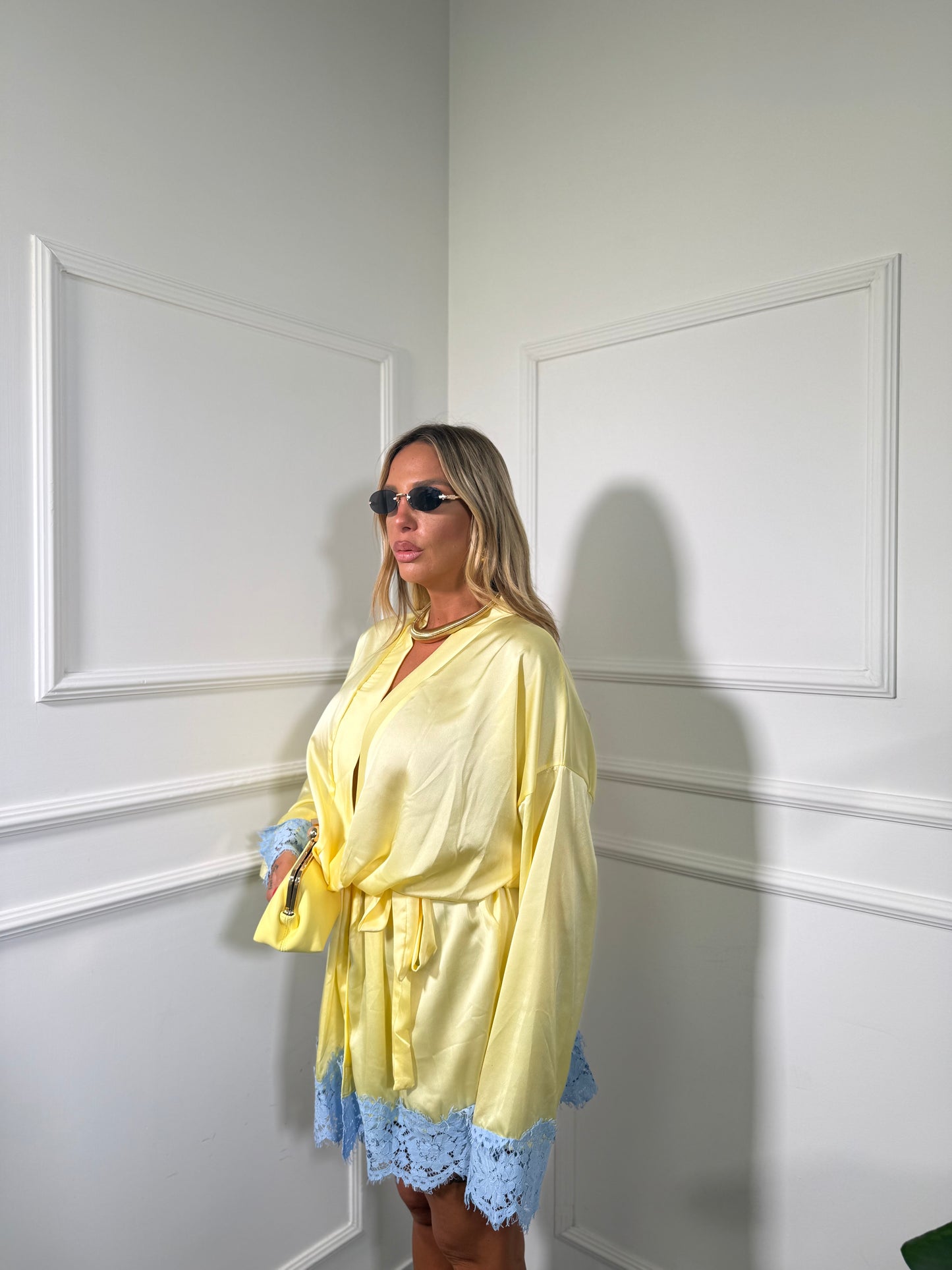 Kimono in satin e pizzo Kesya giallo